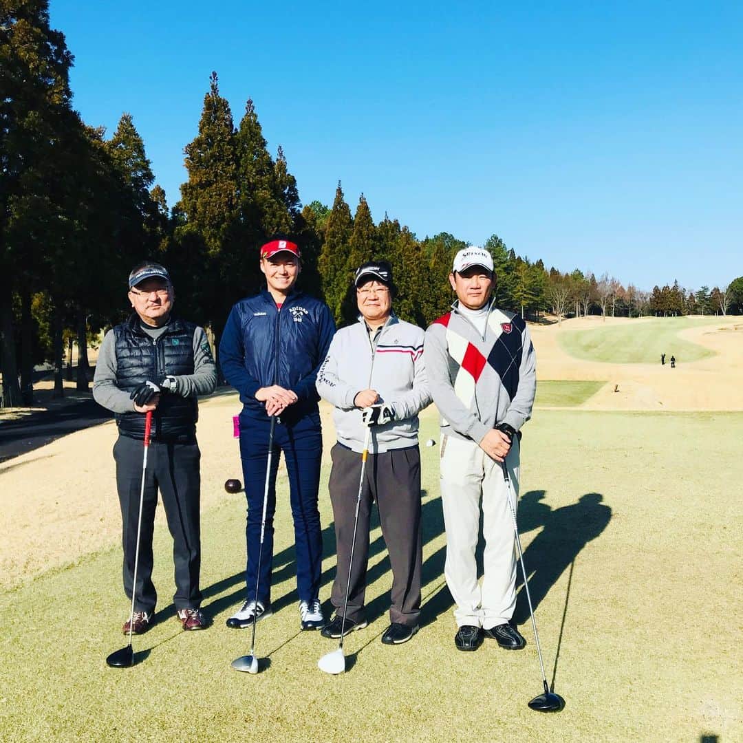 三好ジェームスさんのインスタグラム写真 - (三好ジェームスInstagram)「サントリーレディスの18番H！  六甲国際ゴルフ倶楽部は、  手入れの行き届いたコースで  気持ち良かった〜！ イップスばりに苦手なバンカーが克服できたかも^_^  楽しい皆さんと賑やかなゴルフ⛳️でした〜！ #六甲国際ゴルフ倶楽部#六甲国際#サントリーレディス#宮里藍サントリーレディスオープン #男子と女子のツアーが行われるコースは少ない#ゴルフ#golf#伊藤忠食品#enjoygolf」1月17日 6時26分 - james.arita2946