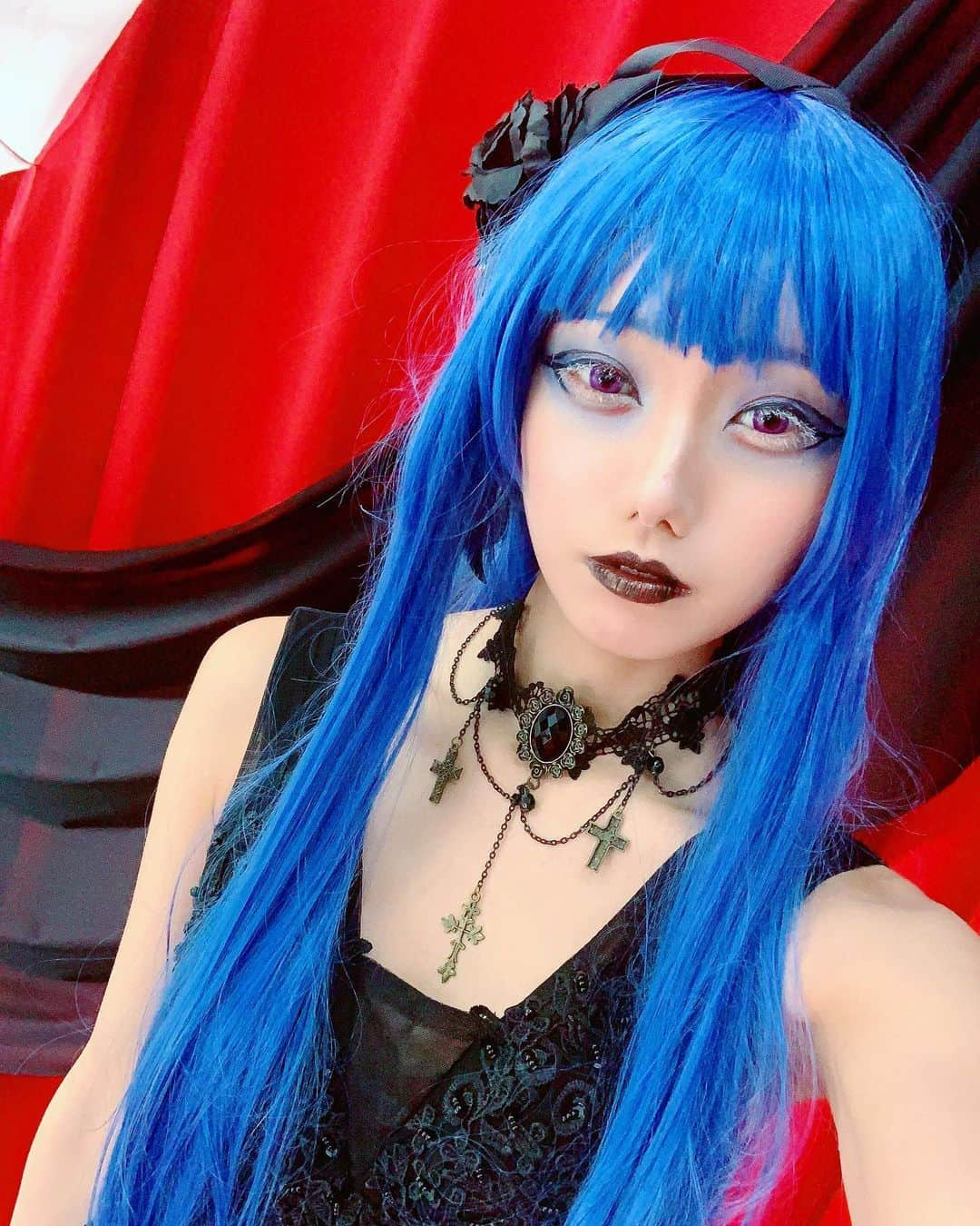 秋元るいさんのインスタグラム写真 - (秋元るいInstagram)「ブルーメイク💄に挑戦しました💕 . 💙ブルーウィッグ 💙黒ドレス + 💛黒口紅 💛青シャドーグラデ 💛白まつ毛 💛紫カラコン . . でした！ . . チークはあえてなしで、ダークな感じに(っ´ω`c)♡ . . 楽しかった〜！ . . . #青メイク　#bluemake #bluemakeup #blueshadow #青シャドー #黒リップ　#コスプレ　#コスプレイヤー #コスプレイヤーさんと繋がりたい #cosplay #cosplayer  #selfie #selca #幸薄い　#dark  #ホラー　#ホラーメイク#155cmコーデ #selfie #自撮り女子 #美人百花 #26歳 #makeupforever」1月17日 6時28分 - akimoto_rui