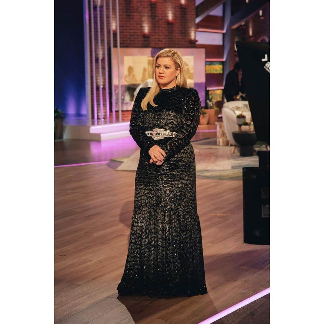 ケリー・クラークソンさんのインスタグラム写真 - (ケリー・クラークソンInstagram)「Looks from @kellyclarksonshow  #KellyClarksonShow ✨ Wearing:  @alc_ltd @msgm @vivetta @asos @gucci @marionparke @evafancodesign @richrocksnyc @maisonvalentino @michaelkors Mua: @gloglomakeup Hair: @robertramoshair Stylist: @cdicelove13 Nails: @nailsbytsha  Photo: @weisseubanks ✨」1月17日 6時36分 - kellyclarkson