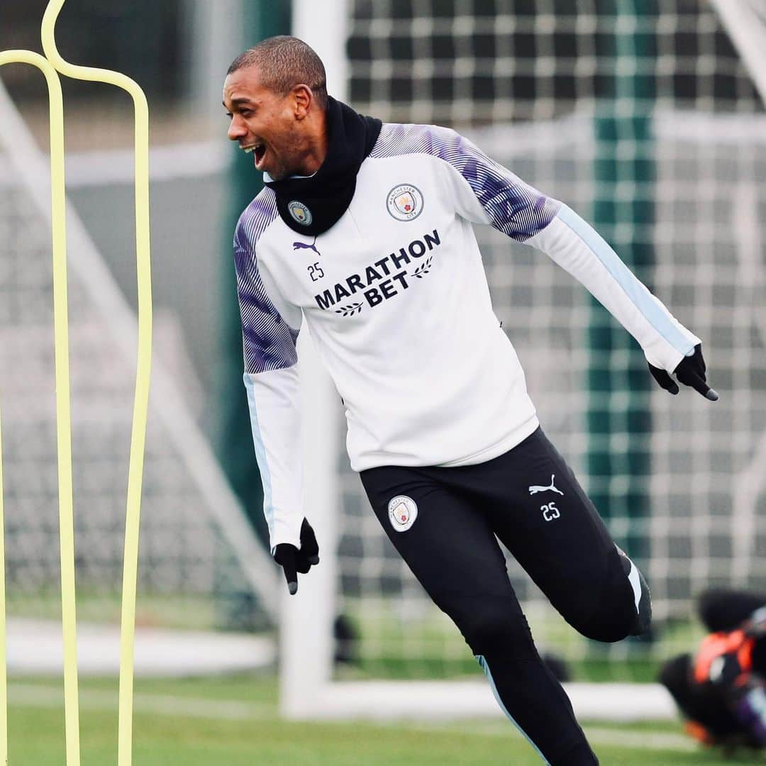 フェルナンジーニョさんのインスタグラム写真 - (フェルナンジーニョInstagram)「Pic of the day 🤔😂💪🏾 Shooting drills challenge winner vs loser. Can you guess who they are? ⚽️🎯🥅🚀」1月17日 6時42分 - fernandinho