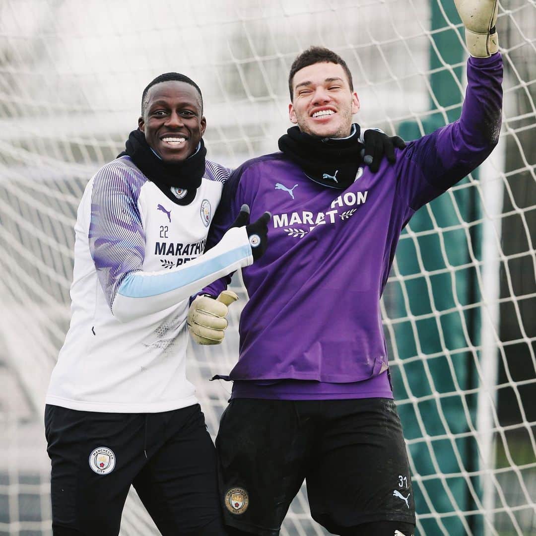 バンジャマン・メンディのインスタグラム：「IRMAO 💜🖤 @ederson93」