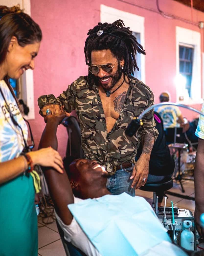 レニー・クラヴィッツさんのインスタグラム写真 - (レニー・クラヴィッツInstagram)「#TBT to the #LetLoveRuleFoundation Dental Mission in the Bahamas last month. Thank you to everyone who helped change these people’s lives with the gift of health & a smile. @thecove_eleuthera @glogoodfoundation @twice」1月17日 6時46分 - lennykravitz