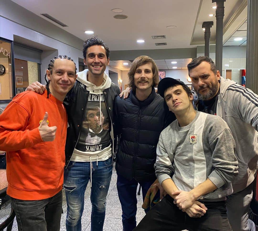 アルバロ・アルベロアのインスタグラム：「Iba a deciros que fueseis a ver actuar a estos fenómenos... ¡pero están todas las entradas agotadas! 🤣🤷🏻‍♂️🙌🏼 #MAMMÓN🎭」