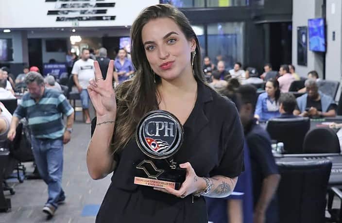 Bruna Unzuetaのインスタグラム：「Fazia tempo que não aparecia um trofeuzin por aqui, né? 😅 3° no SHR do CPH @h2club baaaum demais começar o ano assim, né? 💰💸🍀🤑 parabéns pra minha miga @milenamagrini que cravouuuu! Quase fizemos o primeiro HU feminino do CPH ein 🥰 pena que o bicampeão paulista não deixou 🥺😂 ph: mebeliska」