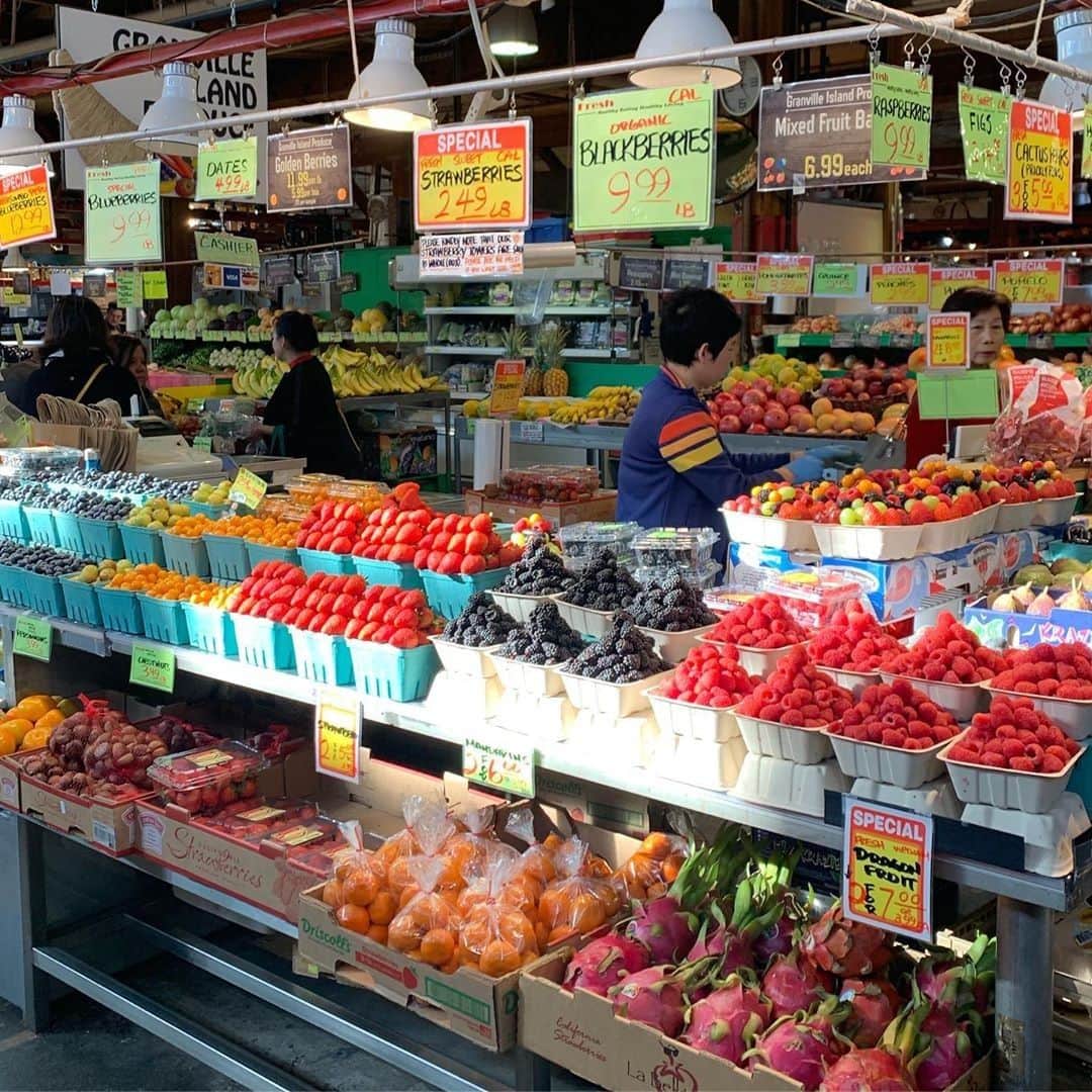 バンクーバー観光局- Tourism Vancouverのインスタグラム：「観光に大人気のグランビルアイランドにあるパブリックマーケットでは新鮮な青果がずらりと並んでいます。ケールやビーツ、ブラックベリーなど、日本ではあまり見ることができない野菜果物に出会えるかもしれません。⁠ 📷 : @somanyjung(Instagram)⁠ .⁠ .⁠ .⁠ #カナダ #バンクーバー #Vancouver #旅 #旅行 #女子旅 #旅好き #一人旅 #海外旅行 #トラベル #旅女子 #旅行好きな人と繋がりたい #旅好きな人と繋がりたい #旅行好き #旅行大好き #旅行行きたい #旅に出たい #海外 #旅の記録 #旅の思い出 #旅行記 #マーケット #グランビルアイランド #マイトリ #retrip_global #風景 #世界一周 #ダレカニミセタイケシキ #野菜好き #果物好き」