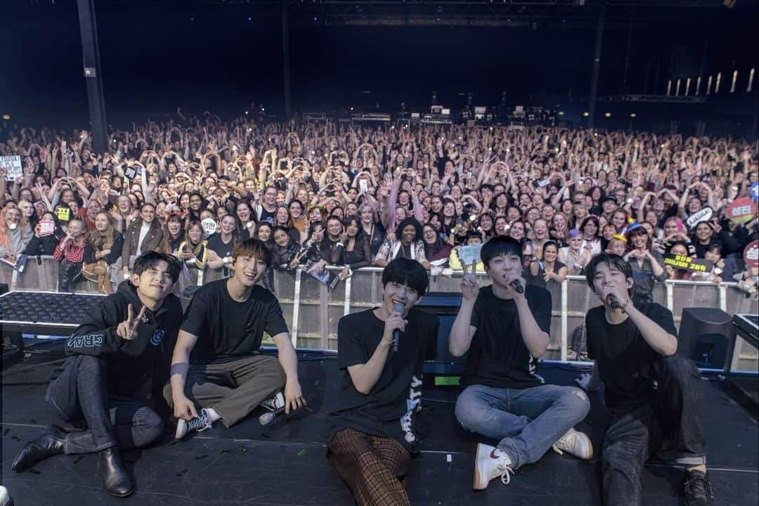 DAY6さんのインスタグラム写真 - (DAY6Instagram)「Amsterdam! Thank you so much for putting on a great show with us! Like you said, just be yourself to be happy guys!!! Oh and it was great to spend Sungjin's birthday together! HAPPY BIRTHDAY BOB」1月17日 7時10分 - day6kilogram