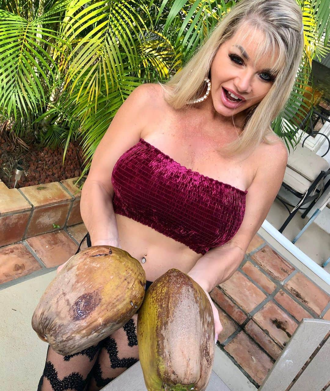 ヴィッキー・ヴェットさんのインスタグラム写真 - (ヴィッキー・ヴェットInstagram)「CAPTION THIS! Best comment gets a personal message from me 💋💕 Here’s my own caption: “Are your coconuts as big as mine?!”」1月17日 12時47分 - vickyvette