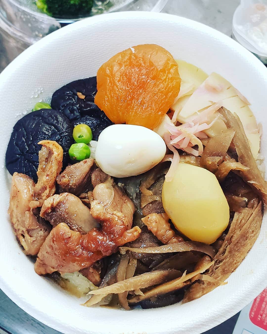 梅田陽子さんのインスタグラム写真 - (梅田陽子Instagram)「久しぶりにおぎのやさんの釜飯。 長野の祖父母のこと、思い出します。 益子焼の入れ物でご飯炊くとおいしいんですよね。容器も時代と共に変化。  #おぎのや#釜飯#駅弁#お弁当#懐かしい#思い出#漬け物もおいしい #japan#japanesefood#bento」1月17日 12時42分 - yokoumeda