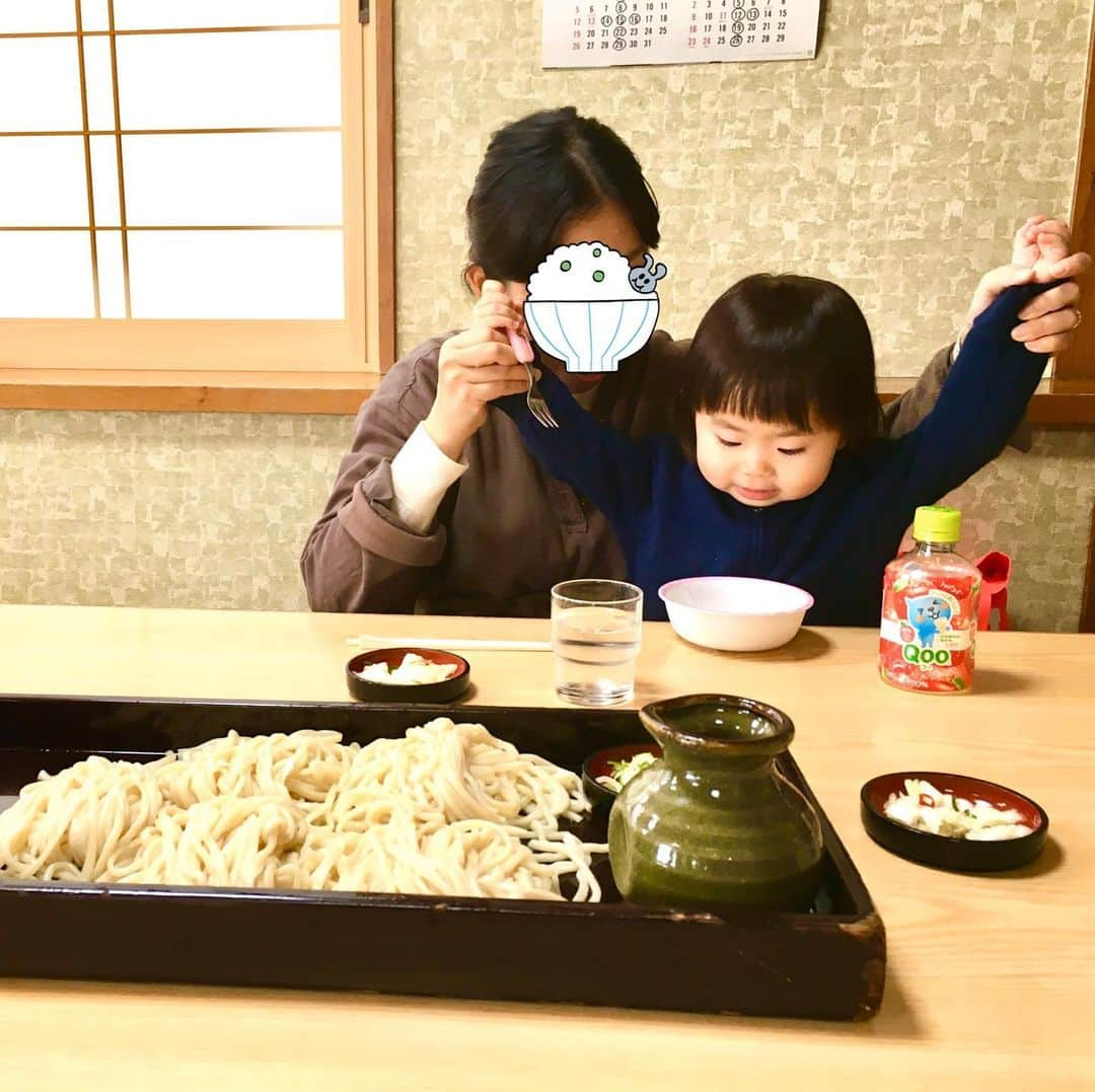 松浦志穂さんのインスタグラム写真 - (松浦志穂Instagram)「いとちゃんが実家に訪れた日🍵こんなに自然光の優しい光🌅あるかってくらい優しい後光が包んでくれた📷しまじろうを診察したり🩺母親といとちゃんの平和なハイタッチを見たり麦切りの半べぇに行ったり善法寺行ったりもうなかなか会えなくなるのでいとちゃんとの地元の時間をたっぷり楽しみました😢 ・ この時期の庄内は納豆汁、岩海苔とせりたっぷりのお雑煮など美味しい汁物がいっぱいなんだよなぁ、、今は寒鱈汁だなぁ、、食べたいなぁ、、🤤🤤寒い地域は汁物が美味しいよなぁ、、🍜 ・ #山形県鶴岡市  #庄内地方 #納豆汁 #お雑煮 #寒鱈汁  #寝覚屋半兵エ  #麦切り」1月17日 12時43分 - matushiho