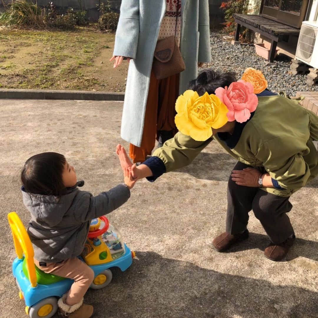 松浦志穂さんのインスタグラム写真 - (松浦志穂Instagram)「いとちゃんが実家に訪れた日🍵こんなに自然光の優しい光🌅あるかってくらい優しい後光が包んでくれた📷しまじろうを診察したり🩺母親といとちゃんの平和なハイタッチを見たり麦切りの半べぇに行ったり善法寺行ったりもうなかなか会えなくなるのでいとちゃんとの地元の時間をたっぷり楽しみました😢 ・ この時期の庄内は納豆汁、岩海苔とせりたっぷりのお雑煮など美味しい汁物がいっぱいなんだよなぁ、、今は寒鱈汁だなぁ、、食べたいなぁ、、🤤🤤寒い地域は汁物が美味しいよなぁ、、🍜 ・ #山形県鶴岡市  #庄内地方 #納豆汁 #お雑煮 #寒鱈汁  #寝覚屋半兵エ  #麦切り」1月17日 12時43分 - matushiho