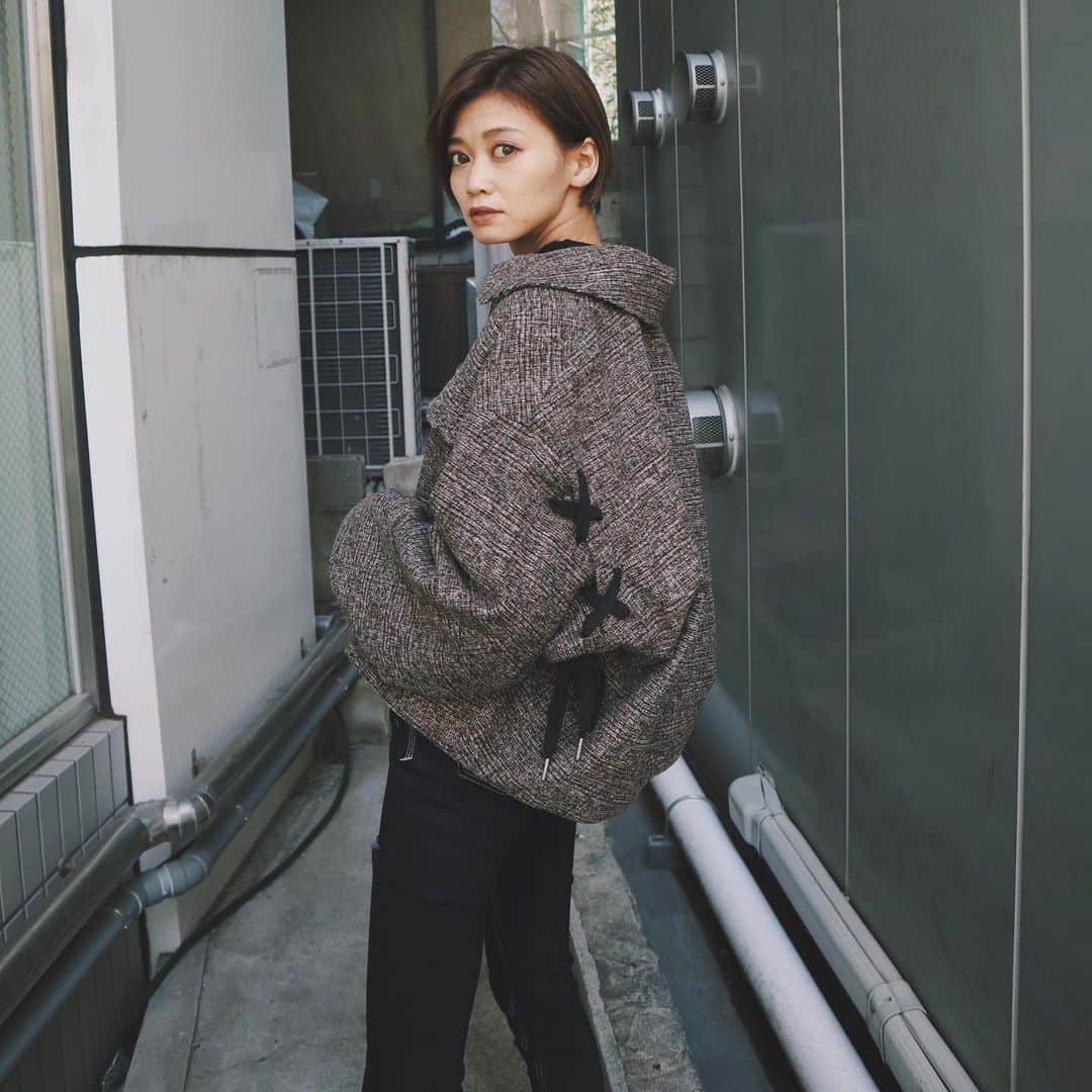 kazuki youdaのインスタグラム：「_  冬アウターいっぱい買っちゃったし もう冬服はいーやって思ってたけど これくらい軽くてゆったりだど 今だったらニット中に着込めるし 春はインナー薄めでいけるし デザインかわいいし🥴💗 .  色々欲しいの増えてきた👻🖤 .  にしても顎のニキビきになる。 _  @emoda_snap  @emoda_official  #EMODA」