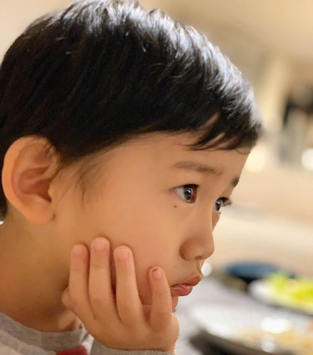 小堀ケネスのインスタグラム：「どんな未来が待ってるのかな〜？☺️ What does the future await?😆 #notdrunk #littledean #focused #future #happiness #ディーン君#未来#楽しみ  Photo by: @mariakamiyama」