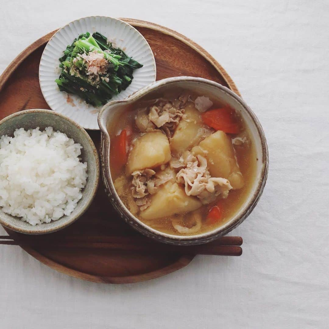 樋口正樹さんのインスタグラム写真 - (樋口正樹Instagram)「Today's breakfast . 朝ご飯は残りものの 肉じゃがの汁多めと、 ほうれん草のお浸し。 . ちなみに今回は、 豚肉の肉じゃがです。 . . #朝ごはん #残りものごはん #二日目の肉じゃが #肉じゃが #nikujaga #meatandpotatostew #porkandpotatostew」1月17日 7時18分 - higuccini