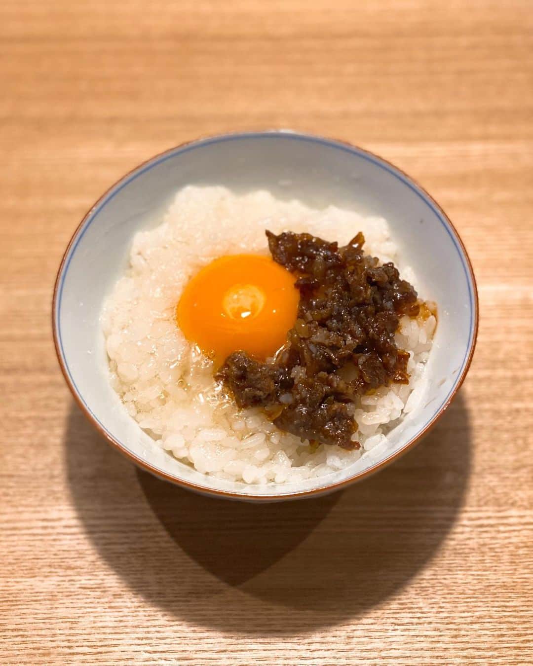 秋山具義さんのインスタグラム写真 - (秋山具義Instagram)「朝食で『新ばし 星野』お土産牛しぐれ煮で最高TKG❤️❤️❤️」1月17日 7時50分 - gugitter