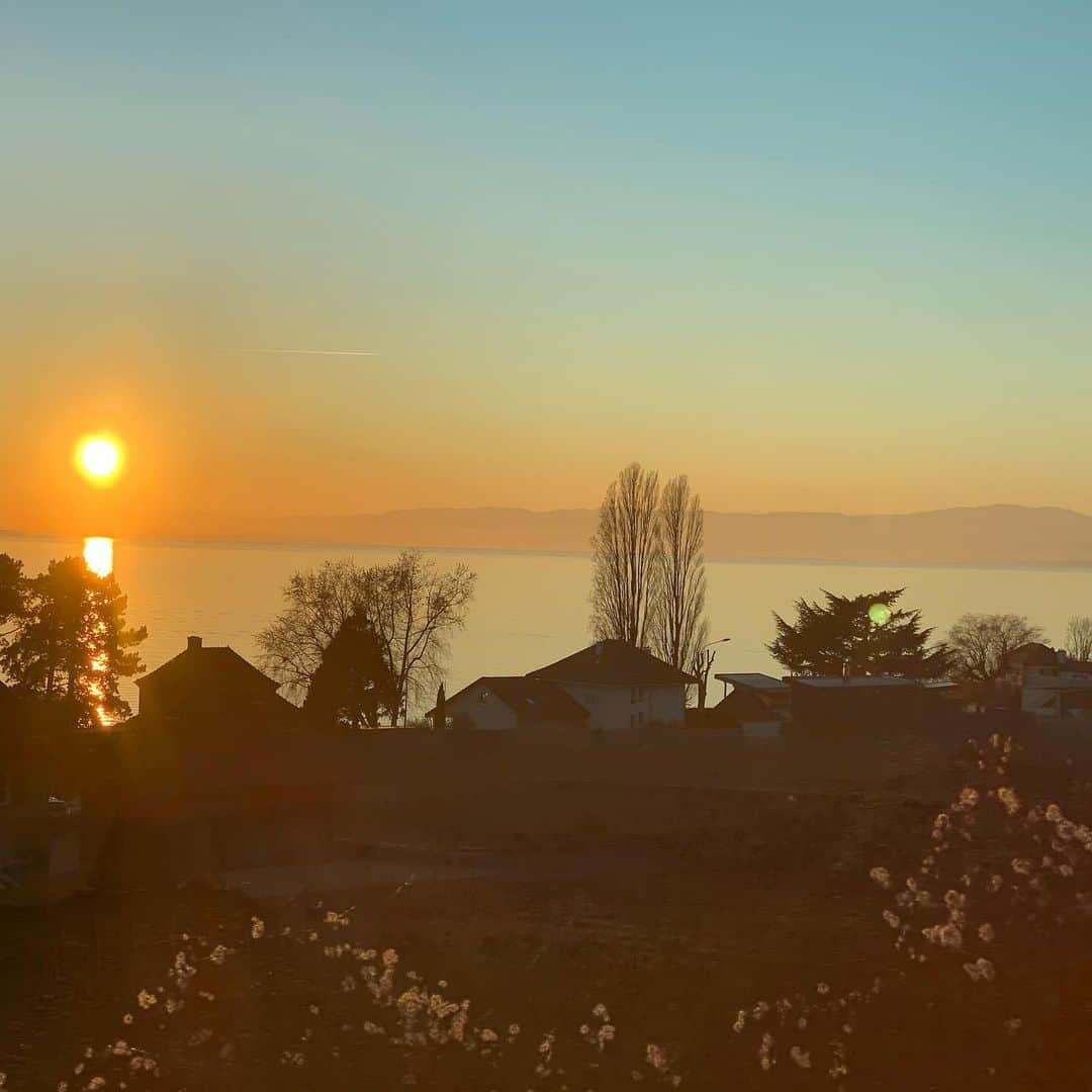 有森裕子さんのインスタグラム写真 - (有森裕子Instagram)「Sunset on Lake Geneva (Leman)」1月17日 7時50分 - arimori.yuko33