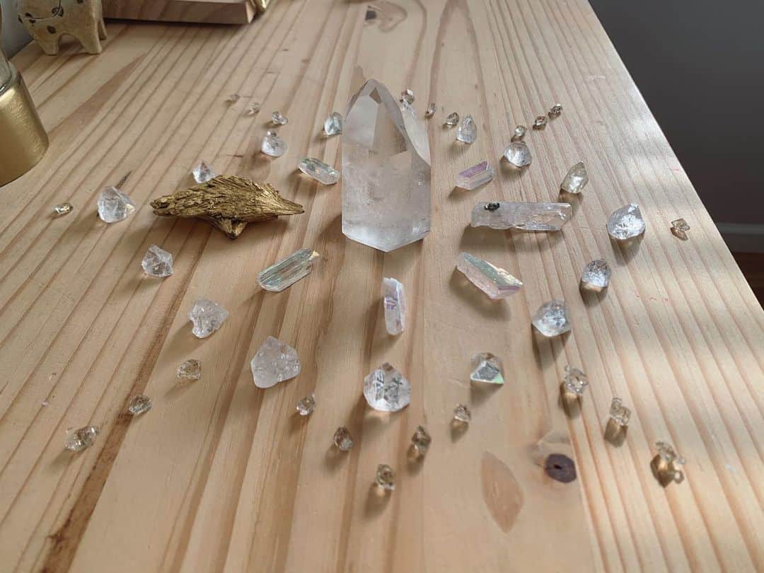 OLIVIAのインスタグラム：「Using my beautiful new #goldenkyanite from @andcrystals. 💘 Omg it’s so beautiful 💘 I’m so loving these vibes 😍😍😍 Can you feel them? I’m using a crystal quartz center piece, pink danburite w/a tiny pyrite, golden kyanite, angel aura danburite, apophyllite, and tiny herkimer diamonds. #crystalgrid #crystalhealingvibes」