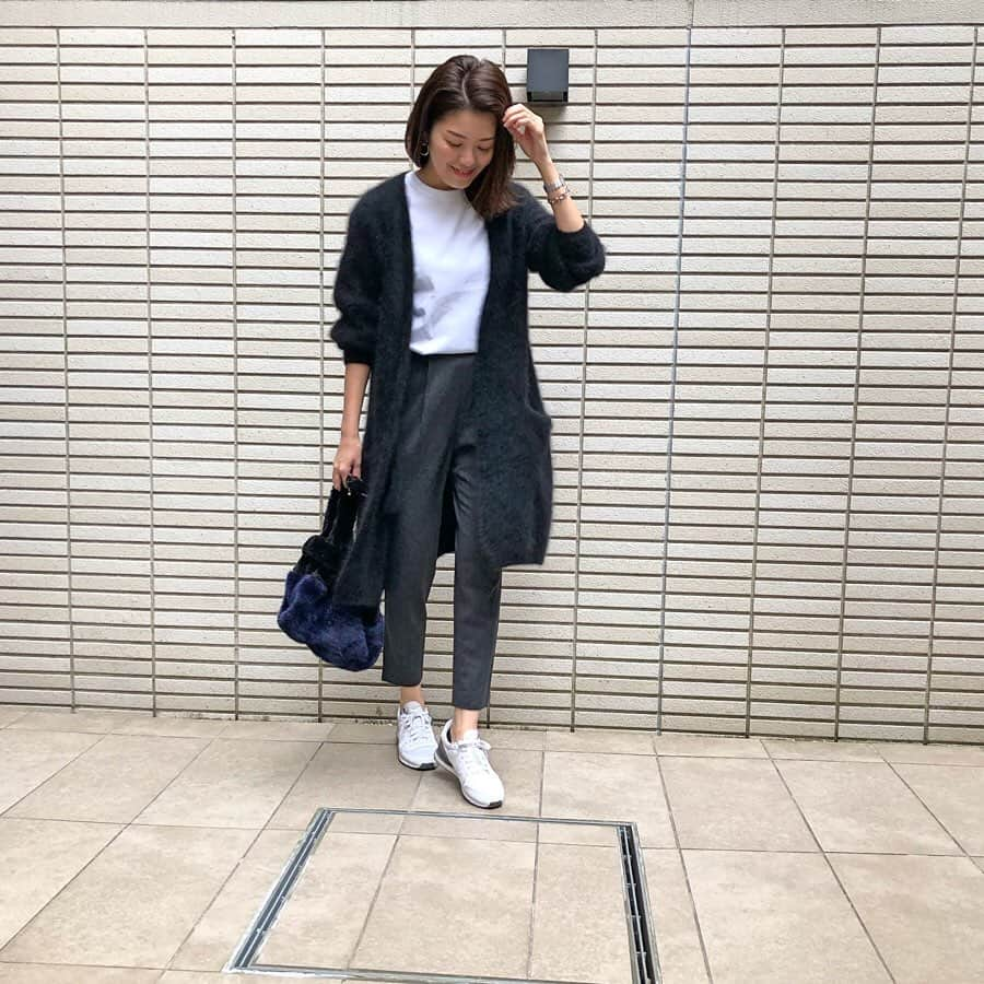 清水愛さんのインスタグラム写真 - (清水愛Instagram)「スニーカーコーデ④⑤まとめて👟 . Web Domaniの記事用に撮ったスニーカーコーデ、せっかくなのでこちらにもアップしました💁‍♀️これで終わりです！！ . 1枚目 coat… @tomorrowland_jp  knit… @iena_jp  skirt… @milaowen_official  bag… @enfas_official  shoes… @nike . 2枚目 cardigan… @deuxiemeclasse  tshirt… @uniqlo  pants… @enfold_official  bag… @zara  shoes… @nike . . #outfit #coordinate #fashion #domani #domanist  #スニーカーコーデ #通勤コーデ #スニーカー通勤 #ドマーニスト #ワーママ #ママコーデ #ママファッション」1月17日 7時49分 - aismz0218