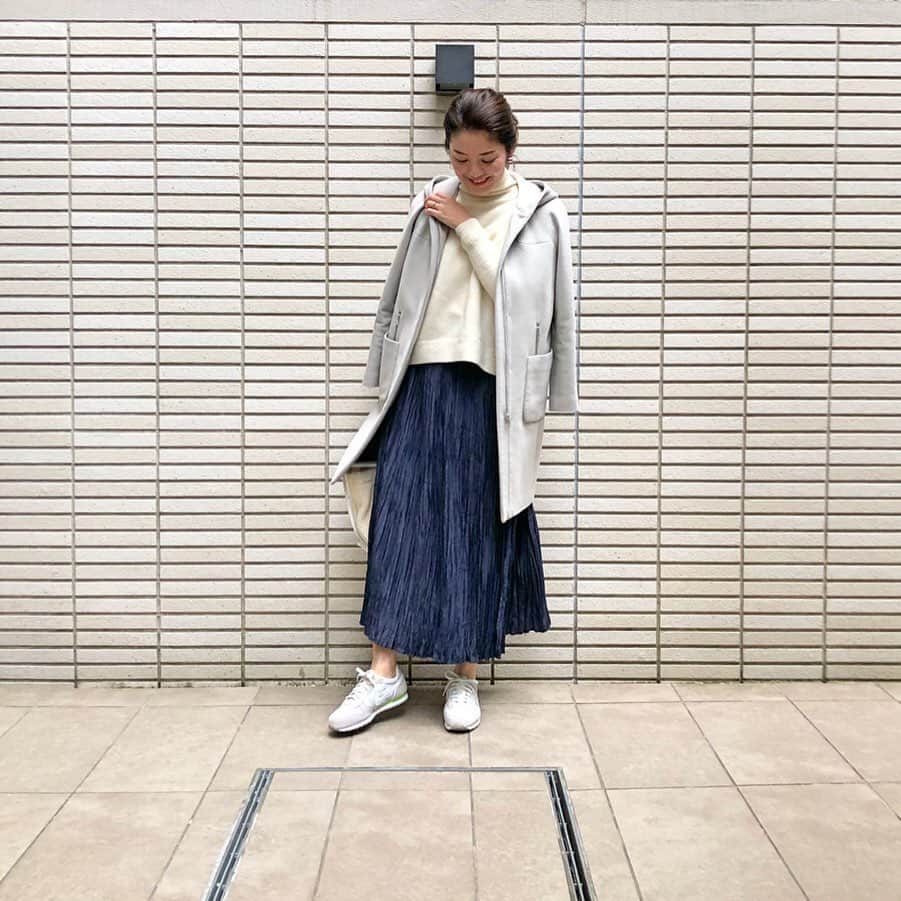 のインスタグラム：「スニーカーコーデ④⑤まとめて👟 . Web Domaniの記事用に撮ったスニーカーコーデ、せっかくなのでこちらにもアップしました💁‍♀️これで終わりです！！ . 1枚目 coat… @tomorrowland_jp  knit… @iena_jp  skirt… @milaowen_official  bag… @enfas_official  shoes… @nike . 2枚目 cardigan… @deuxiemeclasse  tshirt… @uniqlo  pants… @enfold_official  bag… @zara  shoes… @nike . . #outfit #coordinate #fashion #domani #domanist  #スニーカーコーデ #通勤コーデ #スニーカー通勤 #ドマーニスト #ワーママ #ママコーデ #ママファッション」