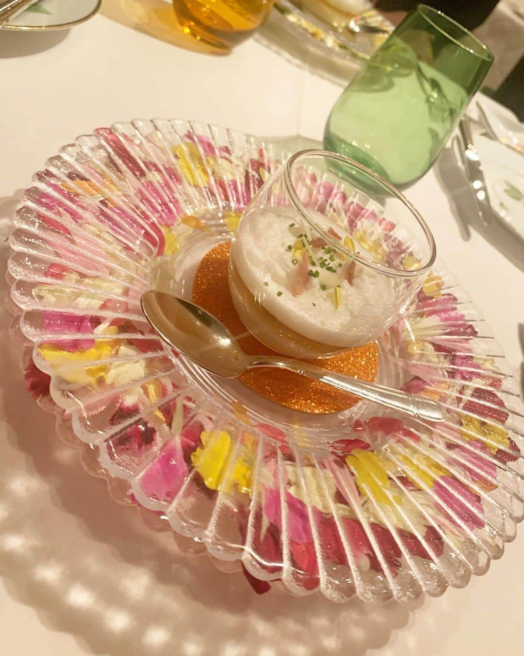 芽華ららさんのインスタグラム写真 - (芽華ららInstagram)「🌹💕🌹💕🌹 ﻿ ﻿ 先日のディナー🍴💕﻿ お料理が美味しいのはもちろん、プレートがとても華やかで素敵でした🥰﻿ 全てシェフのデザインだそう🌹✨﻿ ﻿ 年末から出てた食べ過ぎ注意報🐷⚠️﻿ ついに警報発令したよ😳🤭😱🙄⚠️🚨﻿ ﻿ #dinner#french#foodie#monnalisa#丸の内ディナー#フレンチ#レストラン#モナリザ#東京カレンダー#東カレ倶楽部#rarastagram#❤️﻿」1月17日 8時09分 - rara.world