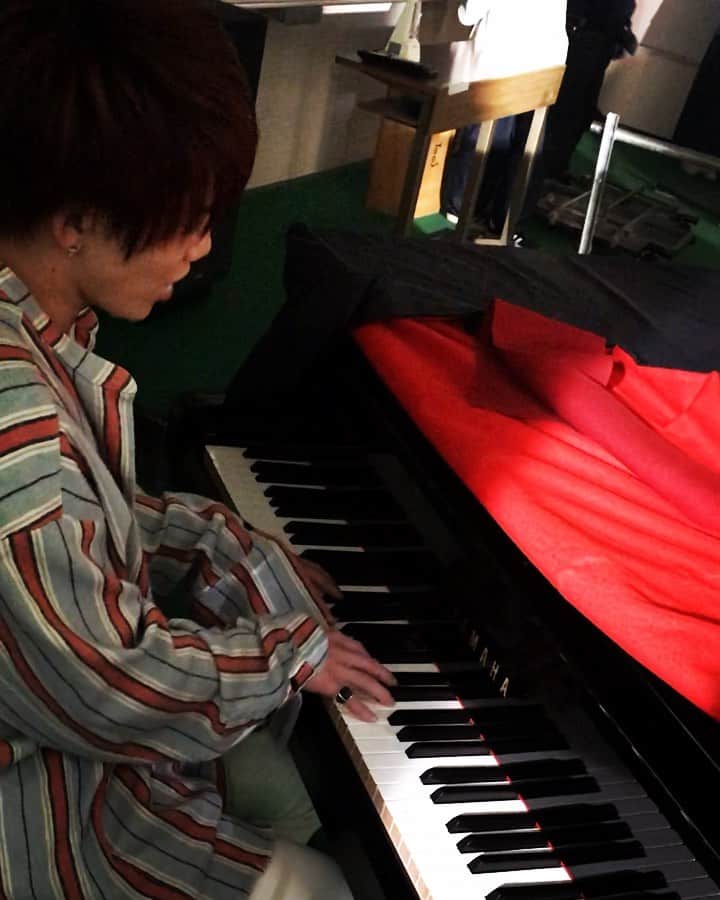 花村想太のインスタグラム：「枝優花監督、ジュノンボーイの準グランプリ西野くんをはじめ沢山の方に協力頂いたこの作品。皆さんの心に届きますように。 メイキングにも収録されている弾き語りを別角度から。  https://www.youtube.com/watch?v=eCh4lZo1iIg」