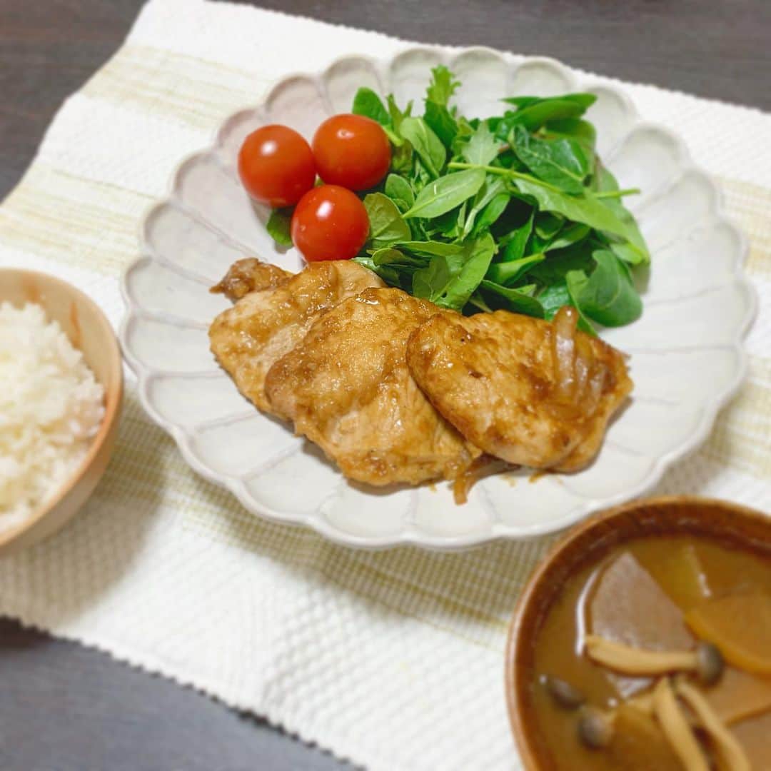 筒井萌子のインスタグラム：「* #もえちゃん家ごはん (↑今までの料理が見れるよ☝️🐻) ・ ✩豚肉の生姜焼き ✩きのこと大根のお味噌汁 ・ 久しぶりのもえちゃん家ごはんの投稿でしたね🐒 あげてない料理が沢山あるので2020年も 沢山作ってあげていきたいです𓃟ﻌﻌﻌ❤︎ ・ #筒井萌子 #女優 #actress #モデル #model #岡山  #shooting #instagood #instalike #converse #撮影 #followme #instalike #ゴルフ #ゴルフ女子 #ゴルフコーデ #골프 #좋아요반사 #좋아요그램 #좋아요환영 #데일리그램 #패션 #오오티디 #카페 #카페 #OTODAMA」