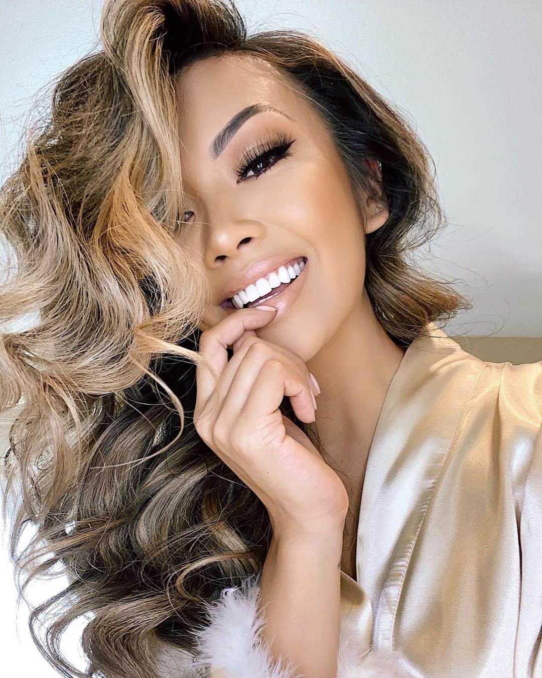 リアン Vのインスタグラム：「Hey my loves! I’ve been getting a lot of requests on how I do my everyday loose waves, so here it is! 🔥 YouTube: LianeV ✨ I’m also posting 3 times a week on my Channel so make sure to SUBSCRIBE to keep up with my vids! Comment below what kind of video you want me to do next! ❤️ Love you all so much! 😘」