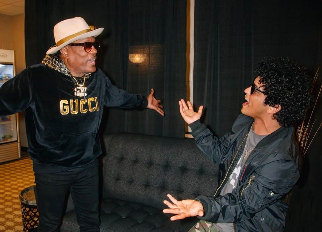 ブルーノ・マーズのインスタグラム：「The world could use a little love right about now and who better to bring it to you than one of the greatest of all time. Uncle @imcharliewilson. I had the Honor to produce and sing a little background for him with my Bro’s @stereotypestv and @dmile85. Go head and download/request/Stream #ForeverValentine TONIGHT, and while you at it dedicate this record to the one you love!! #TisTheSeasonForCuffin ❤️❤️❤️ #CharlieWilson 🐐 LETS GOOOOO!!! Love you unc! Proud of this one. Go get em!」