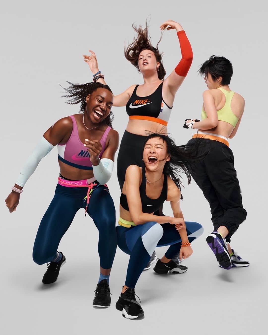 Nike Womenさんのインスタグラム写真 - (Nike WomenInstagram)「The new Nike Swoosh Sports Bra with a one-piece pad makes life easy with a seamless shape and a top-loading pocket. Think about it: no more lost pairs or misshapen pads. ⠀  Pure joy of hassle-free sports bras brought to you by @swimone, @wingyofficial and @sneakyprawnfur.」1月17日 8時45分 - nikewomen