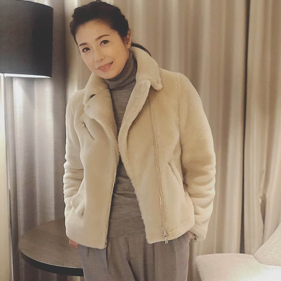高橋ひとみさんのインスタグラム写真 - (高橋ひとみInstagram)「ロケのお洋服。 寒いロケもムートンの暖かさで快適です🎵  アウター　#emmeti_official #emmeti」1月17日 8時46分 - hitomi_momoe