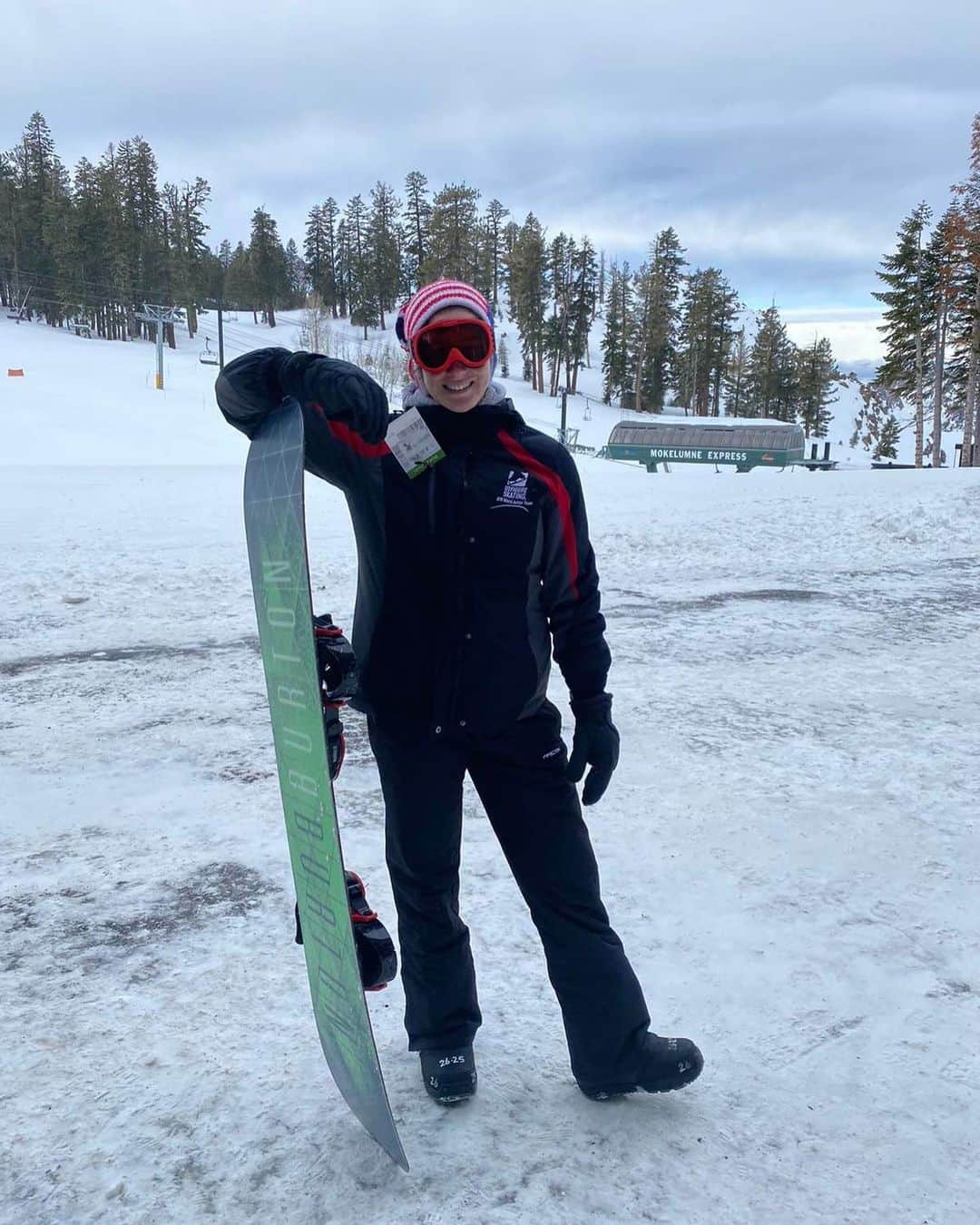 Elliana Shayna Pogrebinskyさんのインスタグラム写真 - (Elliana Shayna PogrebinskyInstagram)「First time snowboarding! I went down the whole hill without falling until.... 🤦🏻‍♀️」1月17日 8時46分 - elliana_pogrebinsky
