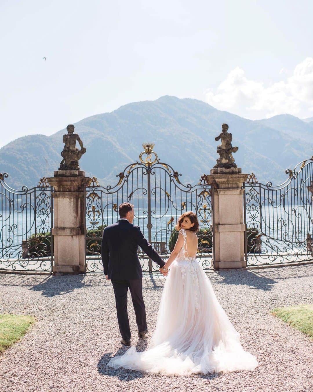 エル・マリアージュのインスタグラム：「2020 WEDDING TREND✍️【イタリア】カプリやシチリアなどイタリアでのデスティネーションウエディングが人気🇮🇹✨🇮🇹✨🇮🇹✨ 写真は北イタリアのコモ湖畔でのウエディング。ヨーロッパの王侯貴族が愛したパレスのようなヴィラはロケーションフォトにも最適📸✨ .. .. Bride @aurelafashionista Photo @belluxephotography .. .. #2020春婚 #2020冬婚 #2020夏婚 #2020秋婚 #日本中のプレ花嫁さんと繋がりたい #ellebride #2020年ウエディングトレンド #ロケーションフォト #海外ウエディング #ハネムーンイタリア #fashionbride #destinationwedding #locationphotography #italianwedding #lakecomowedding #コモ湖ウェディング #光がきれい #続きは最新号で💕 #みんなでエルマリアージュ」