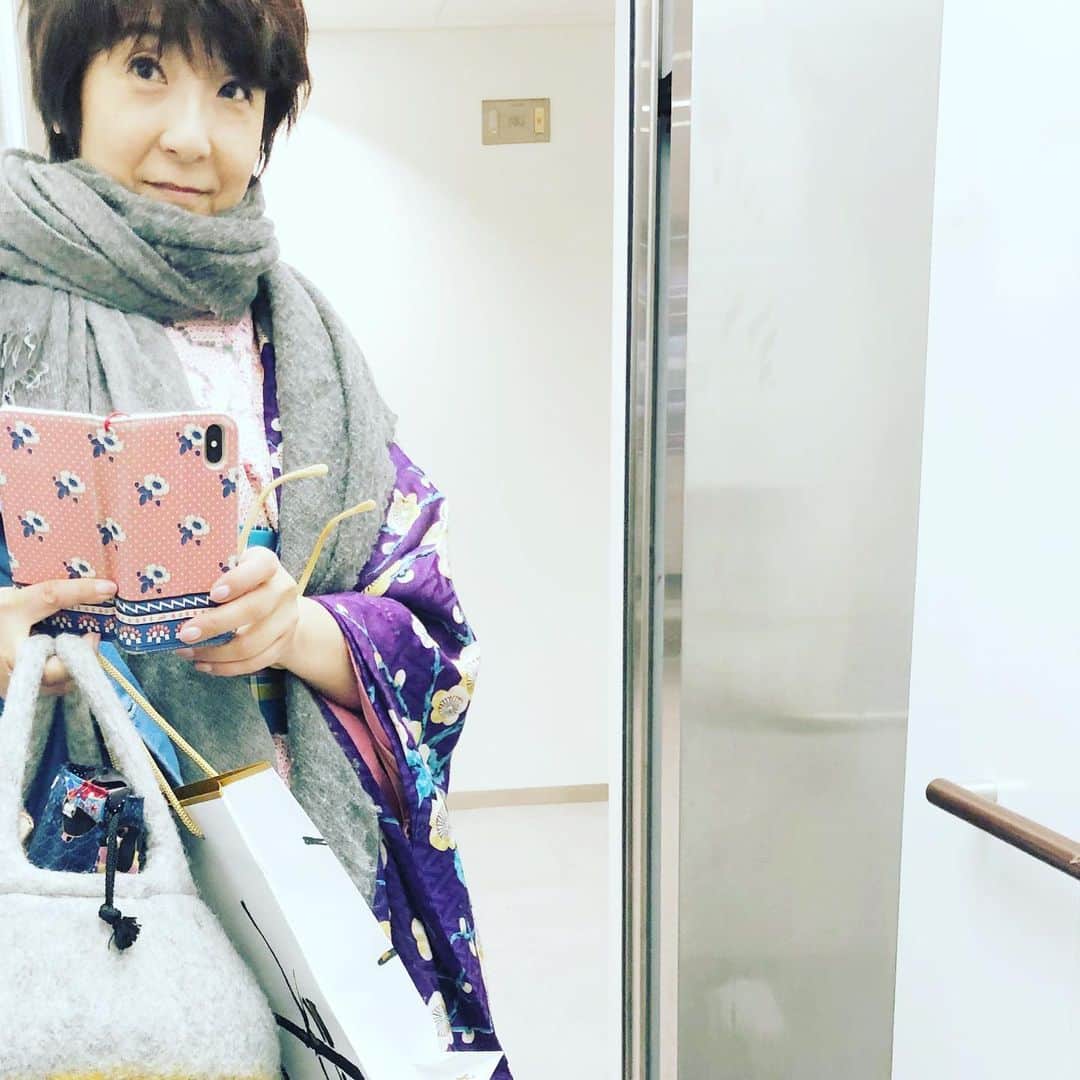 藤田朋子さんのインスタグラム写真 - (藤田朋子Instagram)「二子玉川高島屋の駐車場へ向かうエレベーター内で  着物を着て接客2時間👘 帯はコルセットのようで腰が楽 草履は何時間履いても疲れない苺壱ゑ🍓 履いたら分かるから是非  #着物を着ている芸能人 #着物女子 #着物ライフ #着物生活 #しぼり　 #梅の柄 #春 #羽織 #デニムの羽織 #ますいわ屋 #神野美伽 #フェルトバッグ #キモノ葉月 #二子玉高島屋 #バーゲン #着物が着たい #kimono #fasion #actress  #takashimaya #masuiwaya  #ichigo #pretty_zori #zori」1月17日 8時57分 - chiendormant