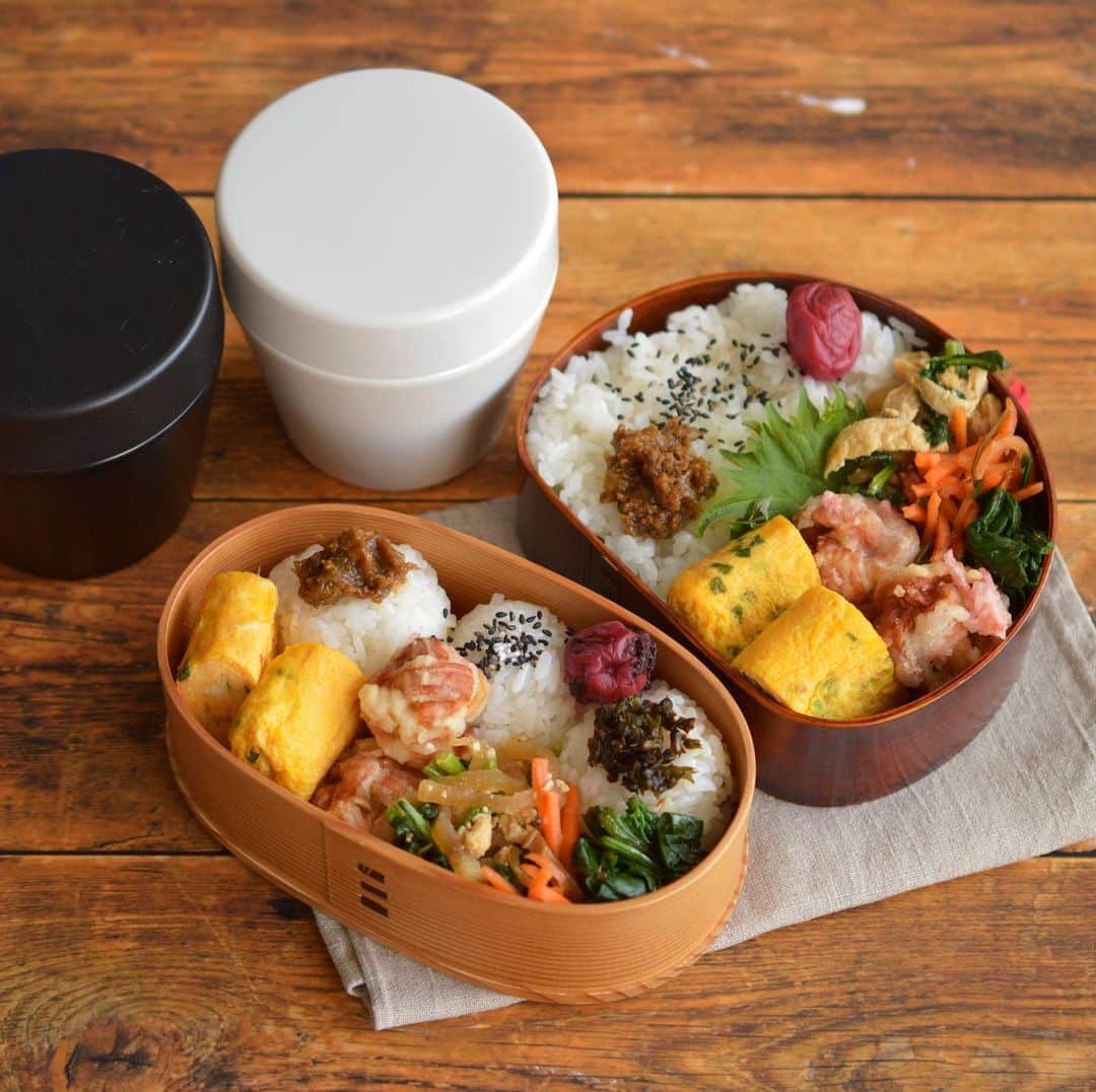 yukiyoさんのインスタグラム写真 - (yukiyoInstagram)「2020.01.17* ・ 今日のお弁当 蕗味噌、ごま塩、麺つゆ漬け紫蘇の実おむすび ネギとアミエビ入り出汁巻 竹輪紅生姜天…揚げ？ （三つ編みして丸めて紅生姜衣で揚げました） 大根くきだち菜けんちん炒め いか人参 ほうれん草おひたし ・ ・ お正月休みの間に 鉄の玉子焼きフライパンを買いましてね ・ 銅のもあるんだけど 銅のがいつまで経っても使いこなせなくて ついつい浮気を。 ・ ・ で、使った感想は 「いや、これ本当に鉄かね？使いやすい」 ・ 玉子焼き作るの楽しい☺︎ ・ ・ 楽天で買ったんですけどね 普段からめちゃくちゃ使ってるので これを機に楽天roomってやつ始めてみました。 ・ URLプロフィールに載せてます ・ ・ #お弁当 #obento #bento #lunch #lunchbox #onthetable #japanesefood #暮らし #曲げわっぱ #豊かな食卓 #lin_stagrammer #ロカリ #フーディーテーブル #おうちごはんLover #マカロニメイト #IGersJP #おにぎり #おむすび」1月17日 9時18分 - quiestla7