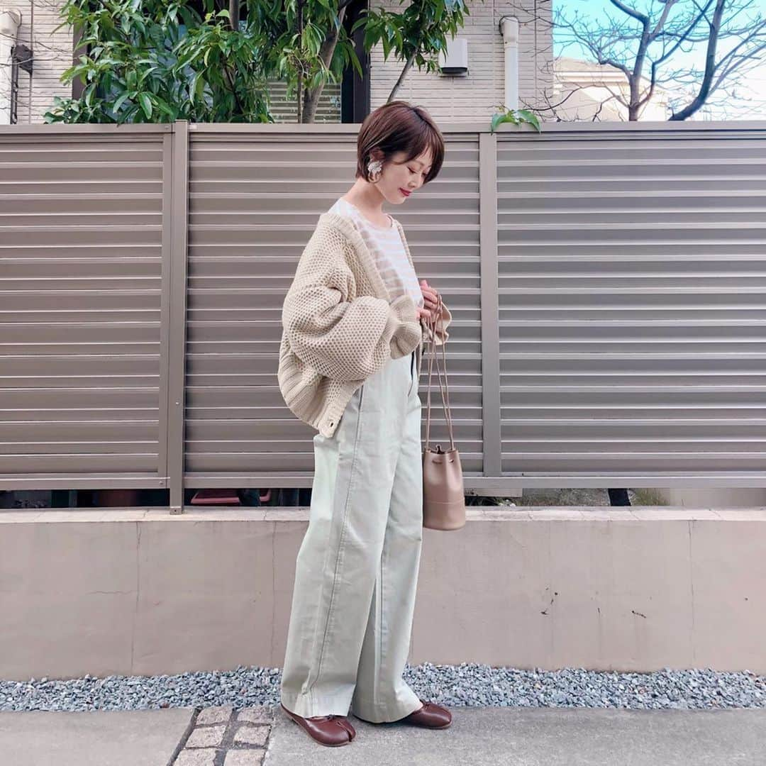 Kikuno Sayumiさんのインスタグラム写真 - (Kikuno SayumiInstagram)「〻curve pants〻 ・ ・ ・ @uniqlo の#ワイドフィットカーブパンツ あーほんとこのシルエットたまらん🥰足長に見えるし色味も最高♡♡ ・ サイズ58で丈標準にしたよ👍 ・ ・ ニットは @to_the_sea_hawaii のもの。この丈短なサイズ感がワイドパンツに合う合う♡♡袖のフリルも可愛いし厚手で◎ ・ ・ ブラウンの#足袋バレエ は @arco_iris.shop ブラウン、程よい抜け感が出て良き🥰LINEの友達登録で10％OFFクーポンプレゼントしてたよ🤩 ・ ・ ・ cardigan▶ @to_the_sea_hawaii bottoms▶︎ @uniqlo_ginza @uniqlo_with bag▶ @a_trend_ld shoes▶ @arco_iris.shop pierce▶ @m.noripeee ・ ・ ・ #ファッション#コーデ#fashion#ママ#ママコーデ#プチプラコーデ#大人カジュアル#ヘアアレンジ#ショート#大人可愛い#uniqlo #uniqloginza2020ss #UNIQLO2020ss #UNIQLO新作#広がれユニクロの輪#ユニクロパンツ族#ユニクロきれいめ部 #ユニクロコーデ#UNIQLOレポ#ユニジョ#ミントグリーン #uniqloginza#ミントな気分 #resortnista #アルコイリス #アルコ女子」1月17日 9時14分 - sayumikikuno