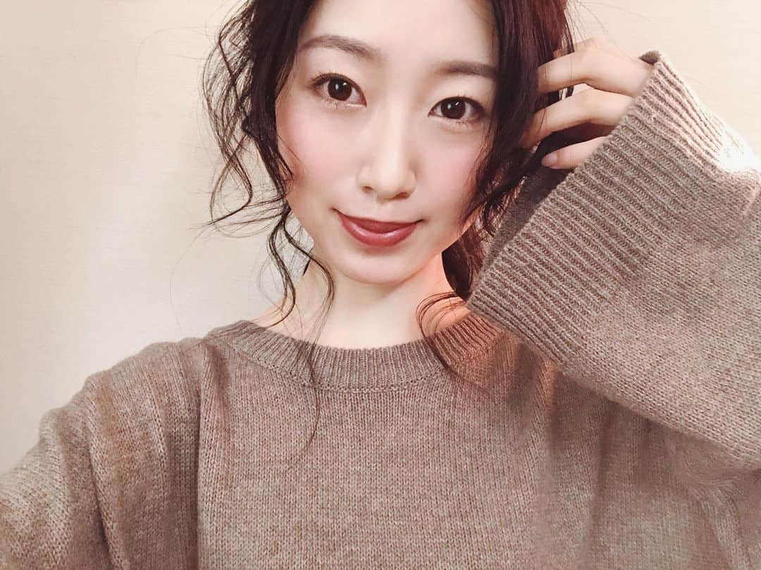 のインスタグラム：「. . おはようございます☀ . #ohayo#hairmake#ヘアメイク#セルフメイク#selfmake#makeup#自撮り#hairarrange . . 撮影が入っていない日は、 ここぞとばかりに自分流やりたいヘアメイク。 . 顔まわりを思いっきりふわふわさせるのにハマっております☺️♡ . . 今日も、頑張りましょね。 . #model#fashionmodel#모델#和装モデル#webモデル#関西モデル#partsmodel#フリーランス#freelance#福井千佳#chika_fukui#インフルエンサー#beauty#followme#style#おしゃれさんと繋がりたい#selfie#haircolor#picoftheday#japan#サロモ#いいね返し」