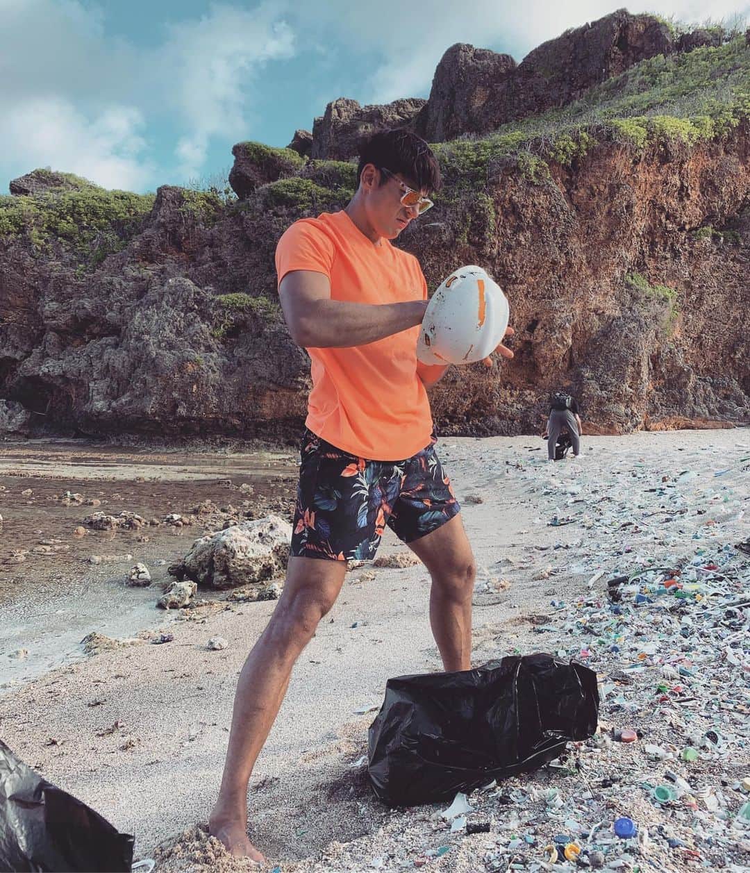 ジュリアン・カンさんのインスタグラム写真 - (ジュリアン・カンInstagram)「작년에 해변 청소 ^^ 배럴이랑. #지구살리자 #throwback Plastic fantastic. Cleaned up this beach in Saipan with @getbarrel crew. #keepouroceansclean」1月17日 9時35分 - julienkang