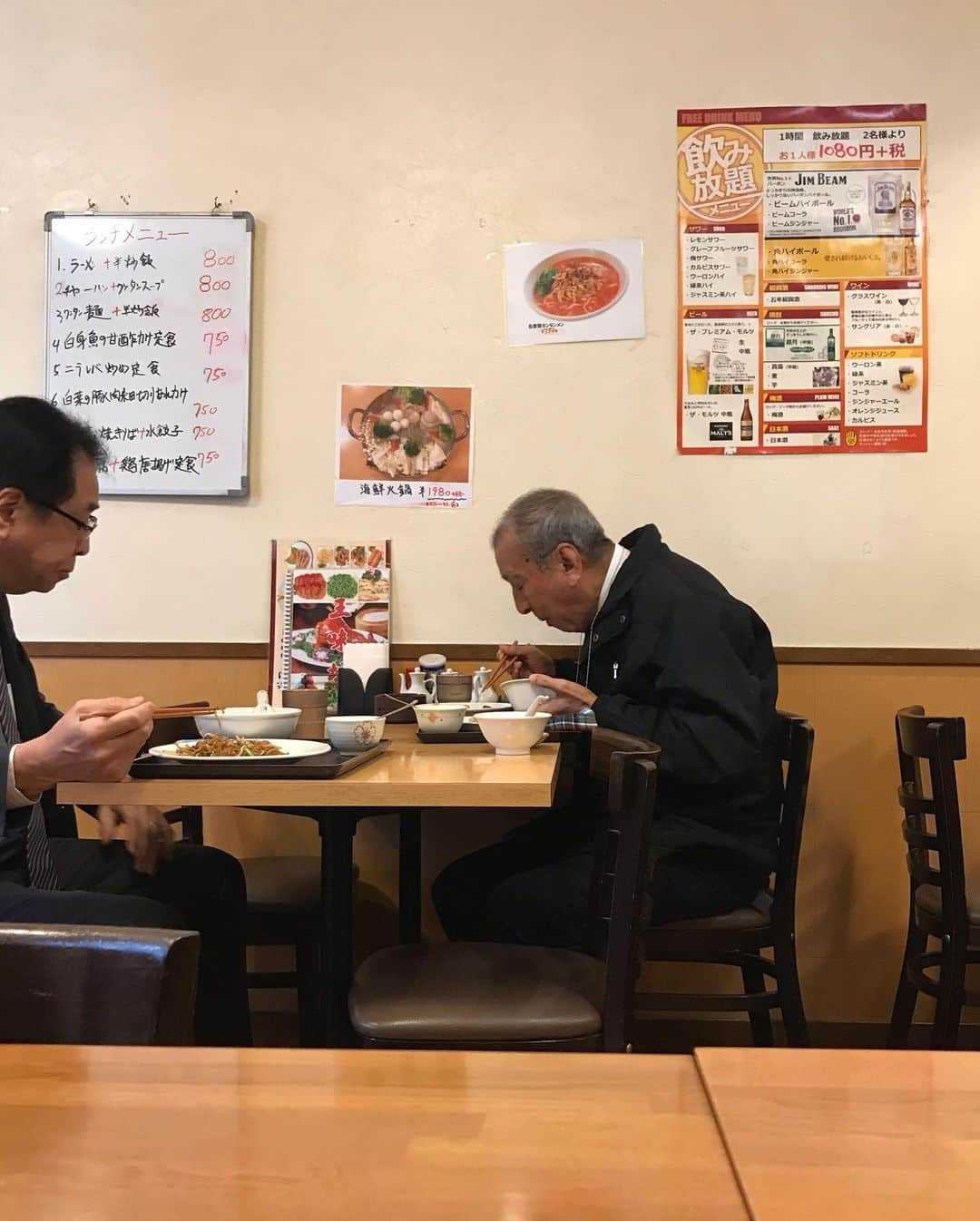 柏木作夢さんのインスタグラム写真 - (柏木作夢Instagram)「浜町「王味坊」  坦々麺は薄めで「きしめん」  チャーハンは塩っけゼロでもはやピラフ。  味はタイプと真反対だけど、何故か憎めないチャイニーズレストランだった。  謝謝🇨🇳 #lunch #noodle #foodporn #ランチ #中華 #王味坊 #浜町 #坦々麺 #チャーハン #サムランチ #ラーメン #町中華 #街中華」1月17日 9時32分 - samukashiwagi