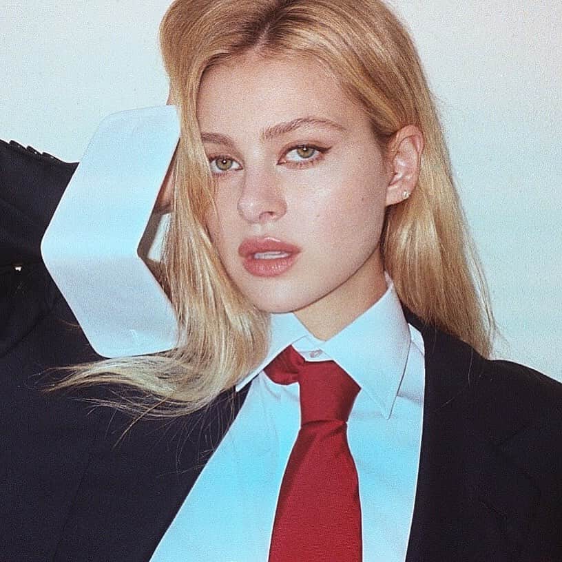 ニコラ・ペルツのインスタグラム：「i wear my dads clothes」