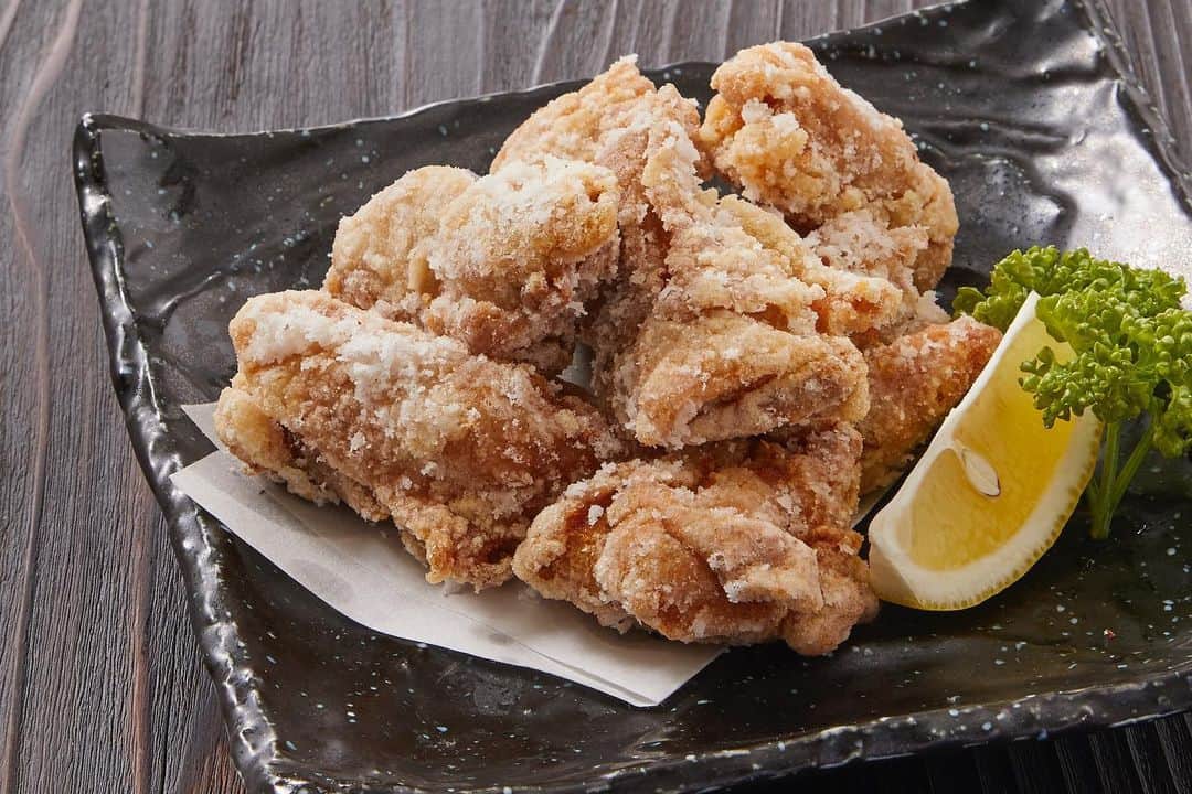 居酒屋やぐらさんのインスタグラム写真 - (居酒屋やぐらInstagram)「. 『居酒屋やぐら』 八幡山駅から徒歩3分 URLはこちら⇒（@yagura__official） ------------------------------------------------ いよいよ忘年会シーズン到来ですね🌈 . 新鮮な鳥を仕入れ、火入れにも気をつけております。 揚げ方にもこだわっており、外はサクッ！中はジューシーな仕上がりに✨ . 一度食べたらヤミツキの味『居酒屋やぐら』の唐揚げを食べてみませんか？ . お酒のつまみとしても相性抜群ですよ❗️ ------------------------------------------------ #東京 #八幡山 #居酒屋やぐら #居酒屋 #創作 #宴会 #歓送迎会 #女子会 #酒場 #串焼き #地酒 #酒 #落ち着く空間#food #foodstagram #飲食店 #デート #おいしい #杉並区#刺身 #ビール #美味しい #深夜営業 #焼酎 #お刺身 #お酒#instafood #japan #さしみ #tokyo」1月17日 9時40分 - yagura__official
