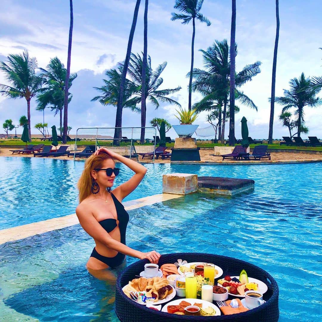 LORYのインスタグラム：「#goodmorning 🥛☀️ やってみたかった Floating Breakfast🥐🧇🍽🍓🍉🍍 プールに浮かべて楽しむ朝食は素敵だったけど ちょっと風が強くて流されがちでした😂🍃 #breakfast #floatingbreakfast #bali」