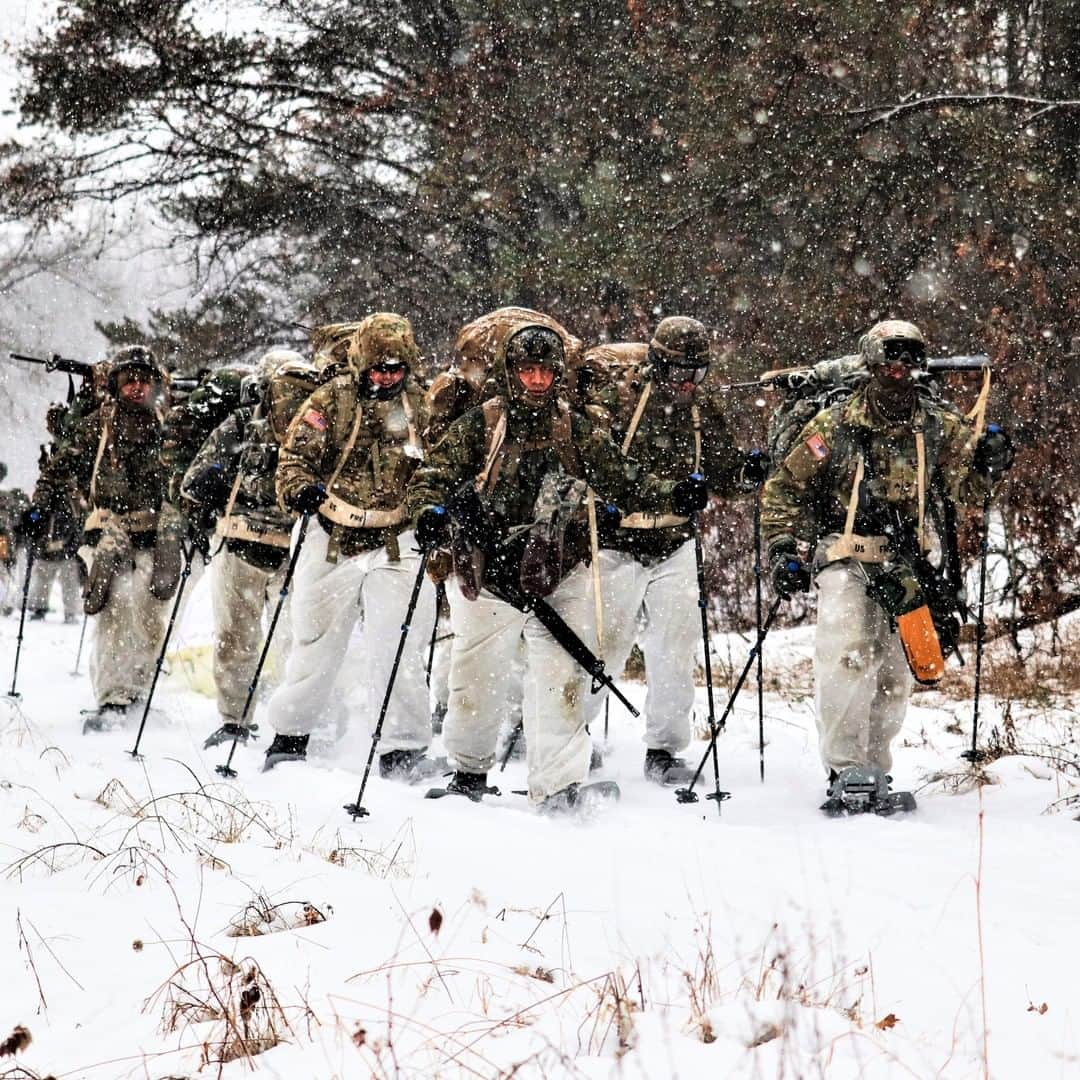 アメリカ海兵隊さんのインスタグラム写真 - (アメリカ海兵隊Instagram)「Band of Brothers  @usarmy and Marine Corps students in Cold-Weather Operations Course Class 20-01 move through the snow and terrain on snowshoes during cold-weather training at Fort McCoy, Wisconsin. (U.S. Army photo by Scott T. Sturkol)  #USMC #Marines #USArmy」1月17日 10時00分 - marines