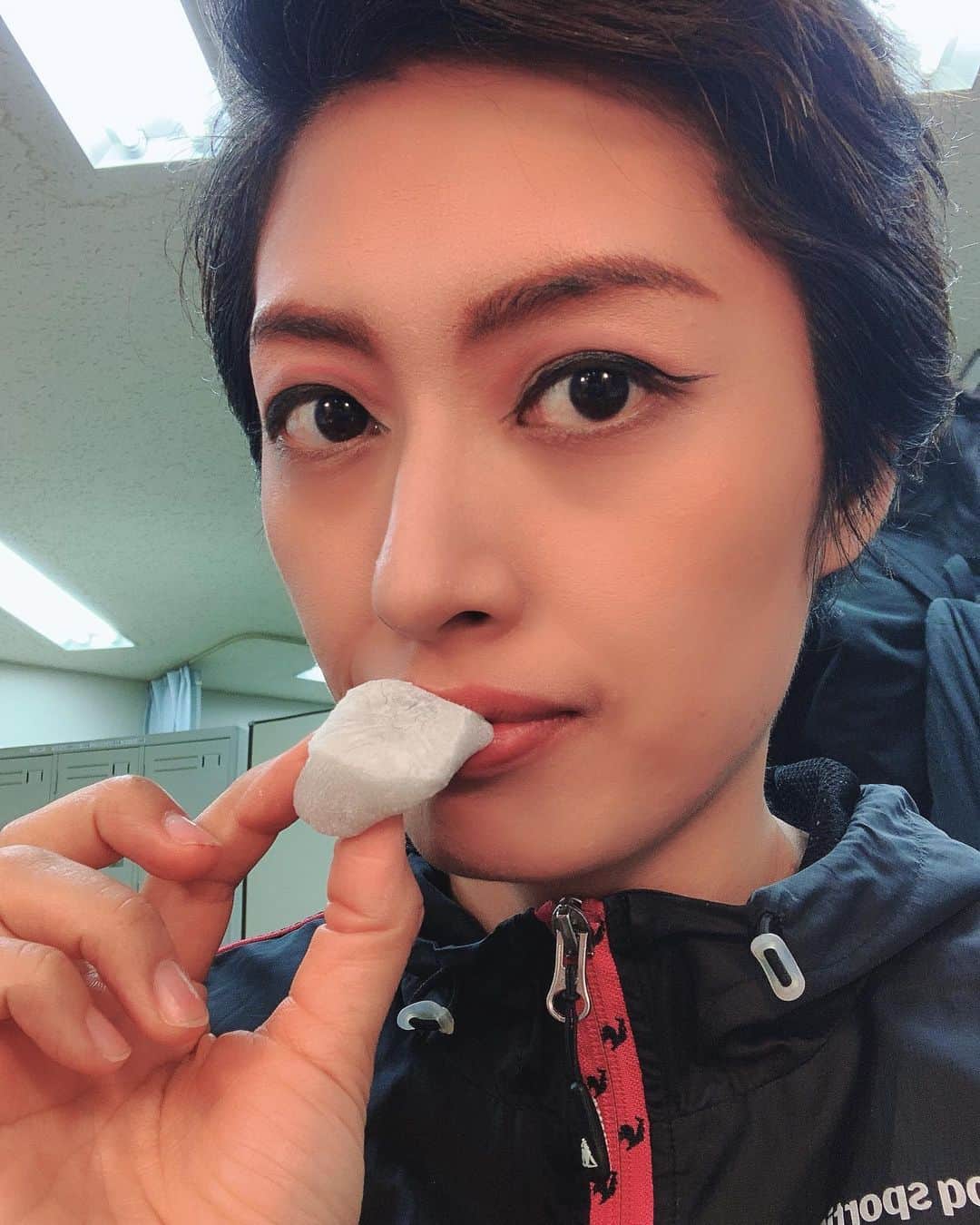 のインスタグラム：「月星共に初日を終えました！！ご観劇頂いた皆様有難うございました🙇‍♀️‼️ 昨日は中学時代の剣道部の顧問の先生が観に来てくださいました。当時は、大尊敬出来る素晴らしい先生でしたが、ハイかイイエかしか言えないような怖くて怖くて近付けない存在でした。 宝塚の時も観に来てくださっていたのですが、まさかこうやって連絡を取るようになり、私の舞台を見に来てくださるような関係になれるとは思ってもいませんでした！ 汗だくなあの頃の青春を思い出して、より一層気合いが入りました。頑張るぞー！！！！！ 今日は18：15分から月組公演です♫当日券も出るそうです。ぜひ♫お待ちしています😊  #ミュージカル　#マリオネット ＃写真が大福しかない」