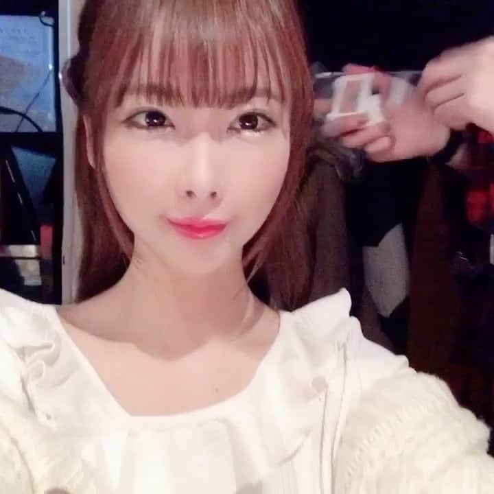 のインスタグラム：「撮影現場の緊張感半端ない🥺  ドラマの撮影中✨💜✨ メイクアップ💄  メイクさんの付けてくれるチークの色がめちゃくちゃ良すぎる💞  今日は、清楚な衣装💓👗💓 #ドラマ撮影  #ヘアメイク  #japan #japanesegirl #dorama #talent #actress #terebijonn #makeup #sakachikumi #坂地久美」