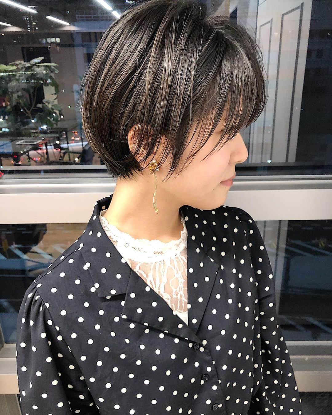 本田重人さんのインスタグラム写真 - (本田重人Instagram)「こんな方にオススメ、ショートボブ👉 ・丸みは欲しいけどボブっぽさは残したい。 ・耳にかけても可愛いフォルムにしたい ・乾かすだけでまとまるヘアスタイルが良い ・顔まわりの長さは残したい。 ・小顔に見せたい  こんな方にオススメショートヘア👉 ・旬な可愛いショートにしたい ・動きのあるヘアスタイルにしたい ・ピアスのがより映えるヘアスタイルにしたい など 是非お任せを！ ご予約はプロフィールURLから24時間承っております☞@shigeto_honda 全席IpadとWi-Fi完備なので自分だけのゆったりした時間をお過ごし頂けます。大きなサロンや会話が苦手な方も沢山お越し頂いています！僕も喋りが上手ではないですが、技術には自信がありますので宜しくお願いします^ ^ フルフラットのシャンプー台、Aujujトリートメントも大好評です！ #ショートボブ  #ボブ #切りっぱなしボブ #前下がりボブ  #ナチュラルストレート #ストレートパーマ #縮毛矯正  #ミニボブ #本田重人 #ストカール#コスメストレート　#動くヘアカタ #丸みショート　#丸みボブ #柔らかストレート　#柔らか矯正　#髪質改善　#大人ショート　#大人ボブ　#モテヘア　#小顔カット  #小顔矯正　#小顔カット　#小顔ショート」1月17日 10時17分 - shigeto_honda