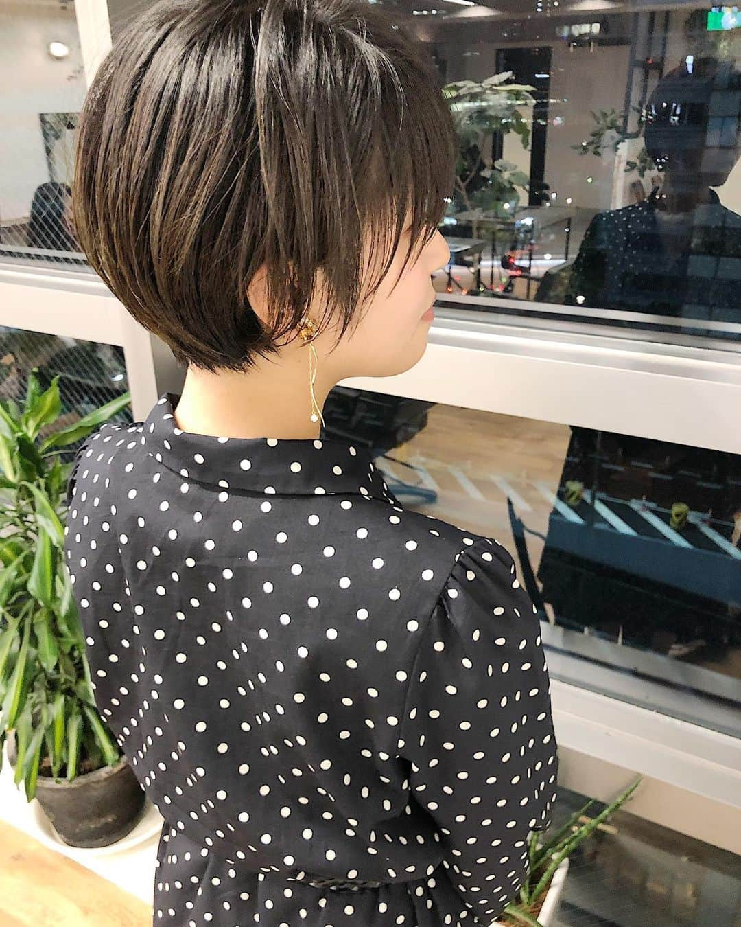 本田重人さんのインスタグラム写真 - (本田重人Instagram)「こんな方にオススメ、ショートボブ👉 ・丸みは欲しいけどボブっぽさは残したい。 ・耳にかけても可愛いフォルムにしたい ・乾かすだけでまとまるヘアスタイルが良い ・顔まわりの長さは残したい。 ・小顔に見せたい  こんな方にオススメショートヘア👉 ・旬な可愛いショートにしたい ・動きのあるヘアスタイルにしたい ・ピアスのがより映えるヘアスタイルにしたい など 是非お任せを！ ご予約はプロフィールURLから24時間承っております☞@shigeto_honda 全席IpadとWi-Fi完備なので自分だけのゆったりした時間をお過ごし頂けます。大きなサロンや会話が苦手な方も沢山お越し頂いています！僕も喋りが上手ではないですが、技術には自信がありますので宜しくお願いします^ ^ フルフラットのシャンプー台、Aujujトリートメントも大好評です！ #ショートボブ  #ボブ #切りっぱなしボブ #前下がりボブ  #ナチュラルストレート #ストレートパーマ #縮毛矯正  #ミニボブ #本田重人 #ストカール#コスメストレート　#動くヘアカタ #丸みショート　#丸みボブ #柔らかストレート　#柔らか矯正　#髪質改善　#大人ショート　#大人ボブ　#モテヘア　#小顔カット  #小顔矯正　#小顔カット　#小顔ショート」1月17日 10時17分 - shigeto_honda