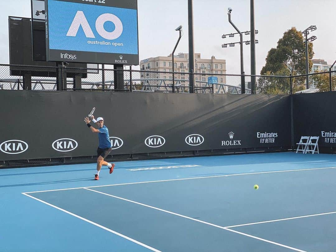 ミハイル・ククシュキンのインスタグラム：「Getting ready @australianopen First match on Monday 🎾💪👍 Подготовка к первому турниру большого шлема в этом году!Первый матч в понедельник 💪💪💪」