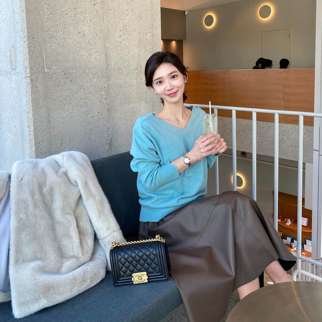 キム・ミニさんのインスタグラム写真 - (キム・ミニInstagram)「방금 전 페이크밍크코트 오픈 확인하셨나요? 🥳 저 오늘도 이거 입고 나왔어요 😁 어디에도 없는 우리만의 색감  포근한 촉감과 보온성 제가 봐도 정말 매일 입고 싶어지는 아우터에요 💗 4계절의 중심인 한겨울 내내 이 아우터 하나만 보여드리는 이유 아시죠? 정말 자신있어요 숏/롱 두가지 모두 처음 그 특가에 할인진행 올해 마지막입니다 🎈 #국민템될때까지 #특가는마지막이에요」1月17日 10時22分 - mimiwor