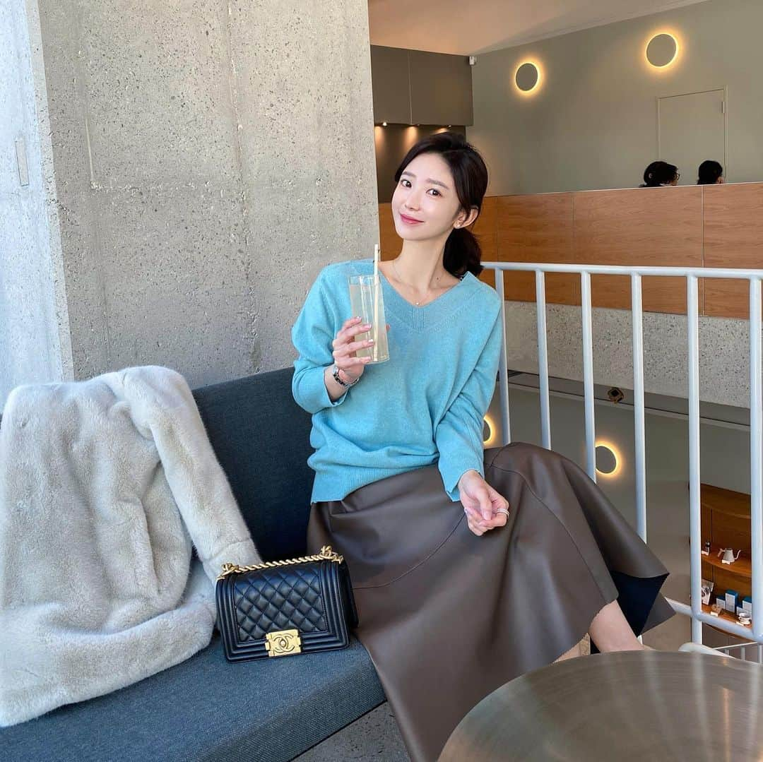 キム・ミニさんのインスタグラム写真 - (キム・ミニInstagram)「방금 전 페이크밍크코트 오픈 확인하셨나요? 🥳 저 오늘도 이거 입고 나왔어요 😁 어디에도 없는 우리만의 색감  포근한 촉감과 보온성 제가 봐도 정말 매일 입고 싶어지는 아우터에요 💗 4계절의 중심인 한겨울 내내 이 아우터 하나만 보여드리는 이유 아시죠? 정말 자신있어요 숏/롱 두가지 모두 처음 그 특가에 할인진행 올해 마지막입니다 🎈 #국민템될때까지 #특가는마지막이에요」1月17日 10時22分 - mimiwor