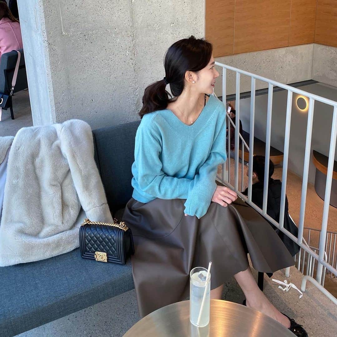 キム・ミニさんのインスタグラム写真 - (キム・ミニInstagram)「방금 전 페이크밍크코트 오픈 확인하셨나요? 🥳 저 오늘도 이거 입고 나왔어요 😁 어디에도 없는 우리만의 색감  포근한 촉감과 보온성 제가 봐도 정말 매일 입고 싶어지는 아우터에요 💗 4계절의 중심인 한겨울 내내 이 아우터 하나만 보여드리는 이유 아시죠? 정말 자신있어요 숏/롱 두가지 모두 처음 그 특가에 할인진행 올해 마지막입니다 🎈 #국민템될때까지 #특가는마지막이에요」1月17日 10時22分 - mimiwor