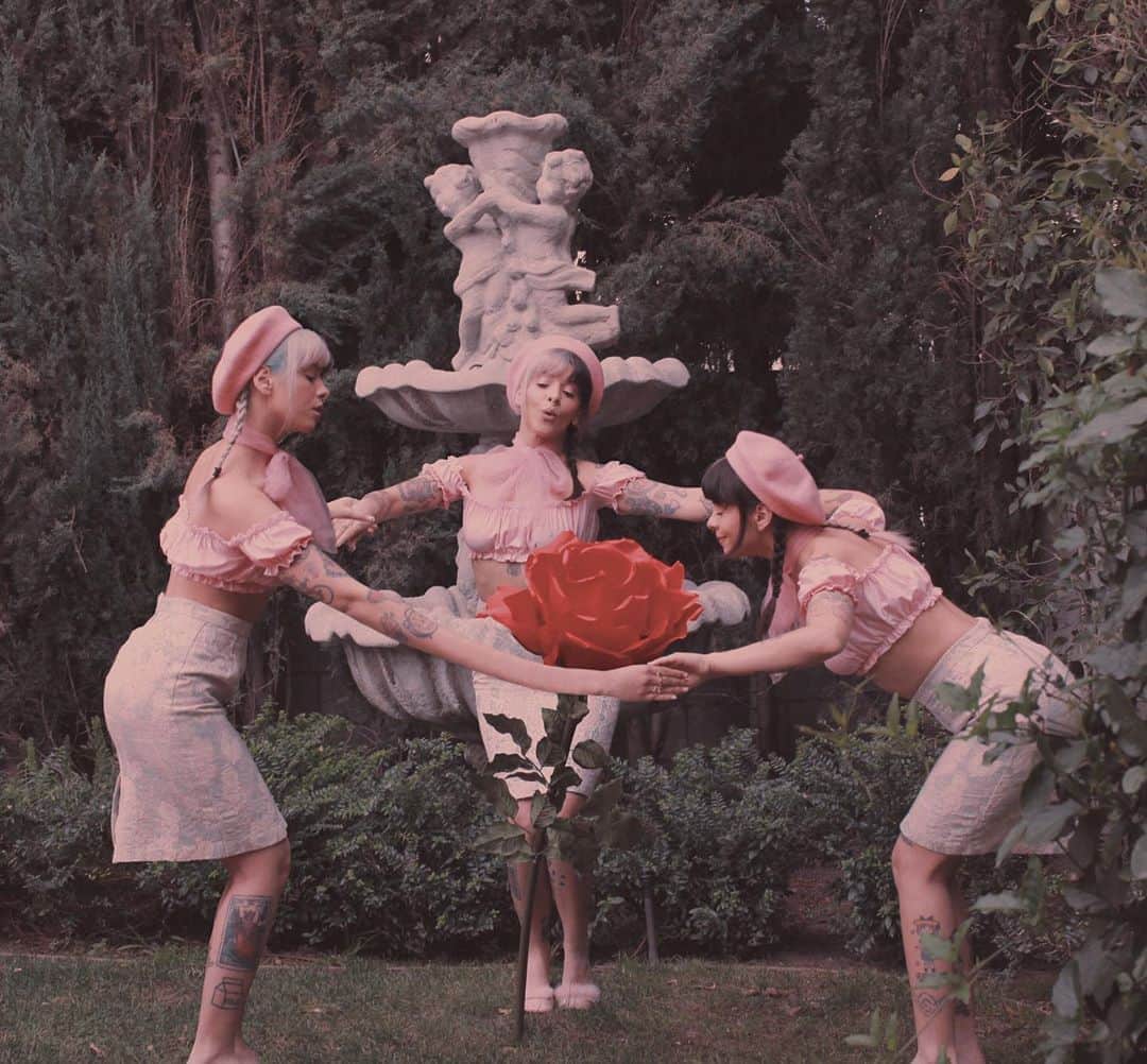 メラニー・マルティネスのインスタグラム：「🌹ashes ashes we all fall down🌹」